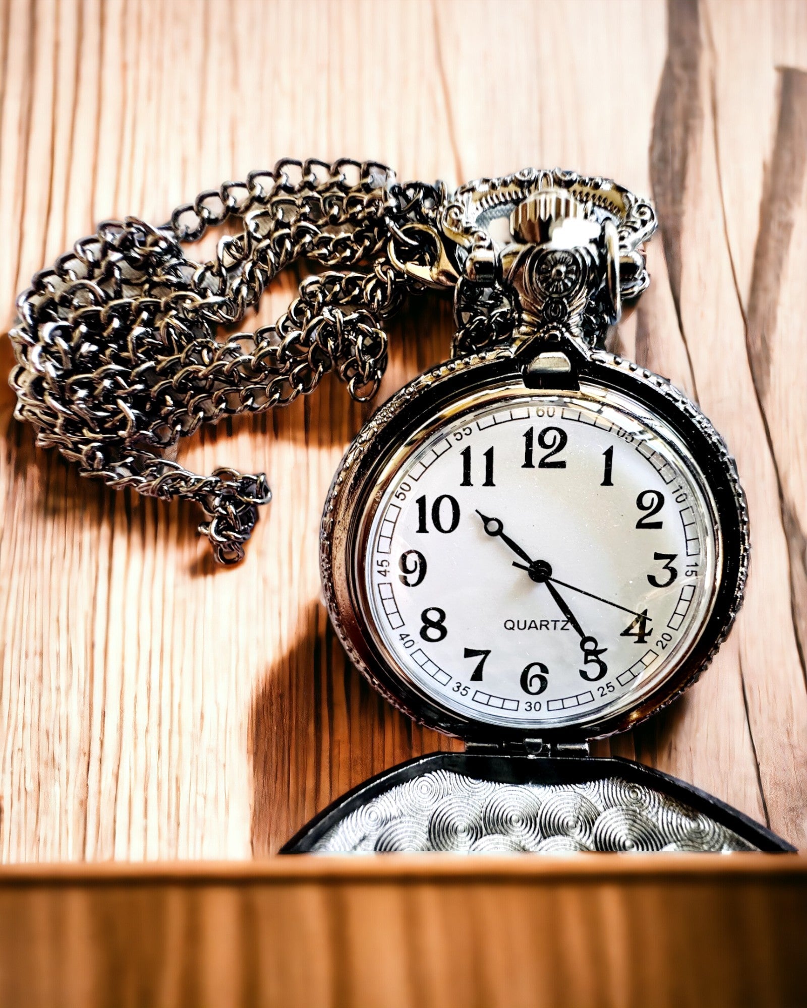 Tyylikäs taskukello Moottoripyöräinto, mahdollisuus personointiin kaiverruksella