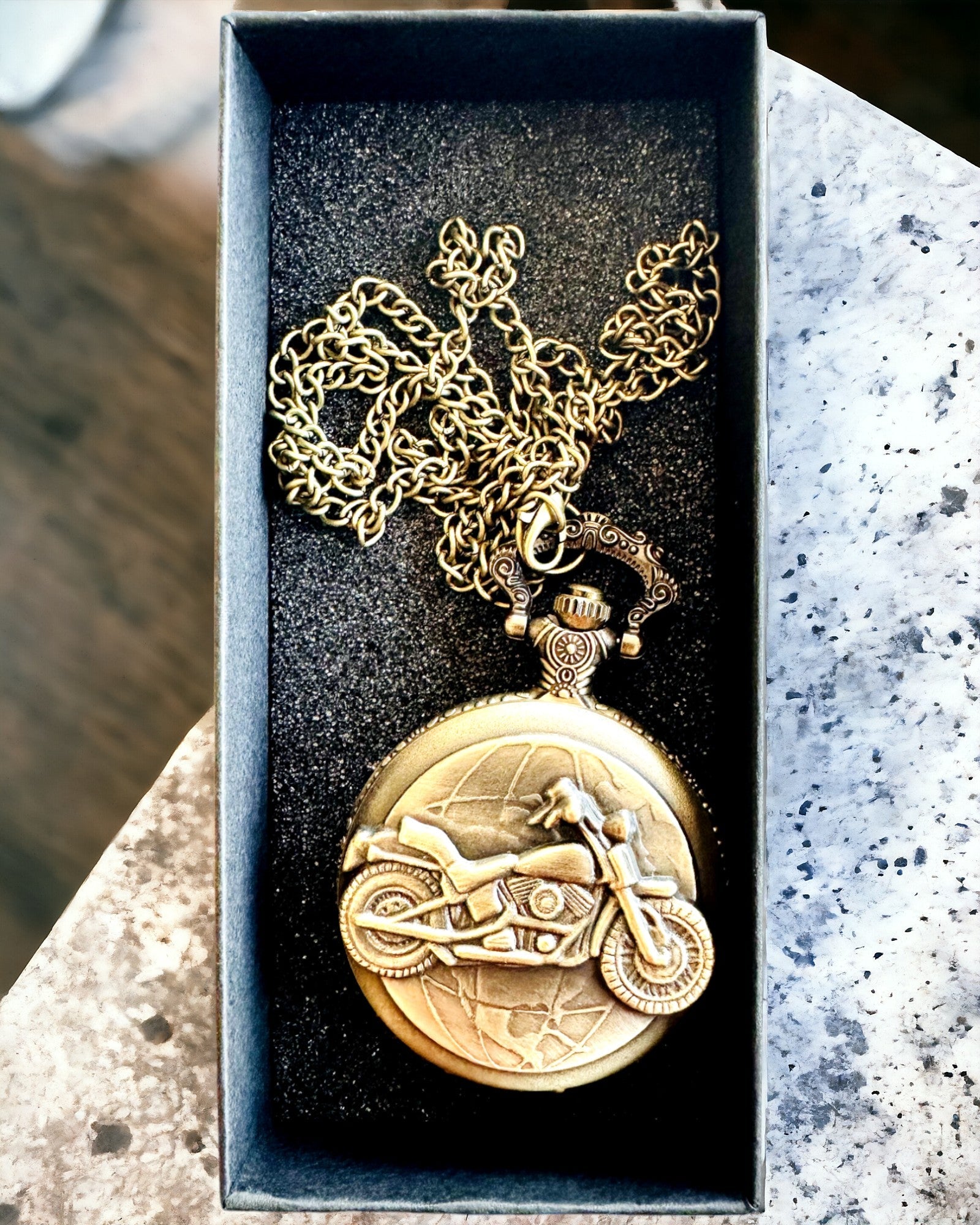 Taskukello "Motocykliherrasmies" – Kaiverrus