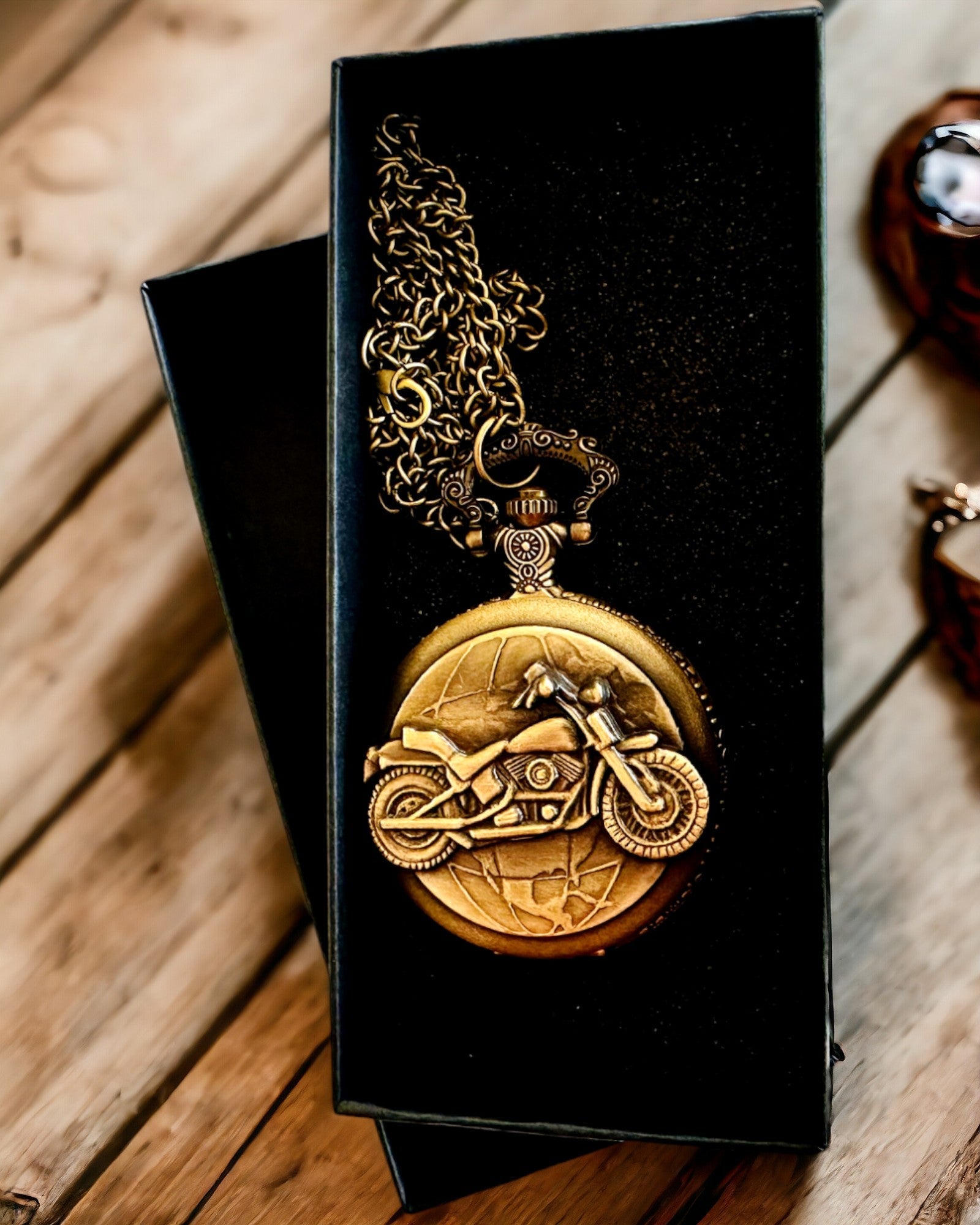 Taskukello "Motocykliherrasmies" – Kaiverrus