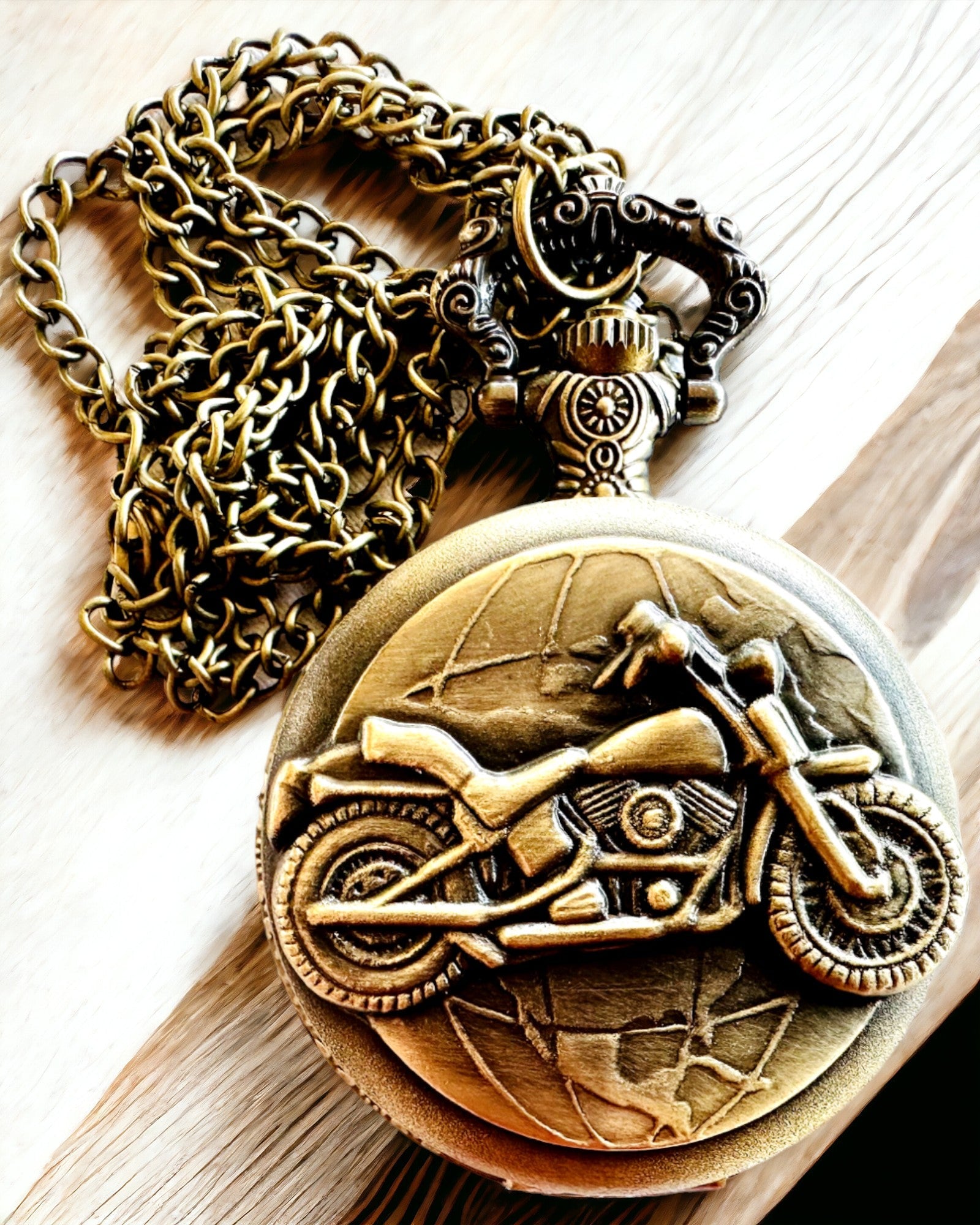 Taskukello "Motocykliherrasmies" – Kaiverrus