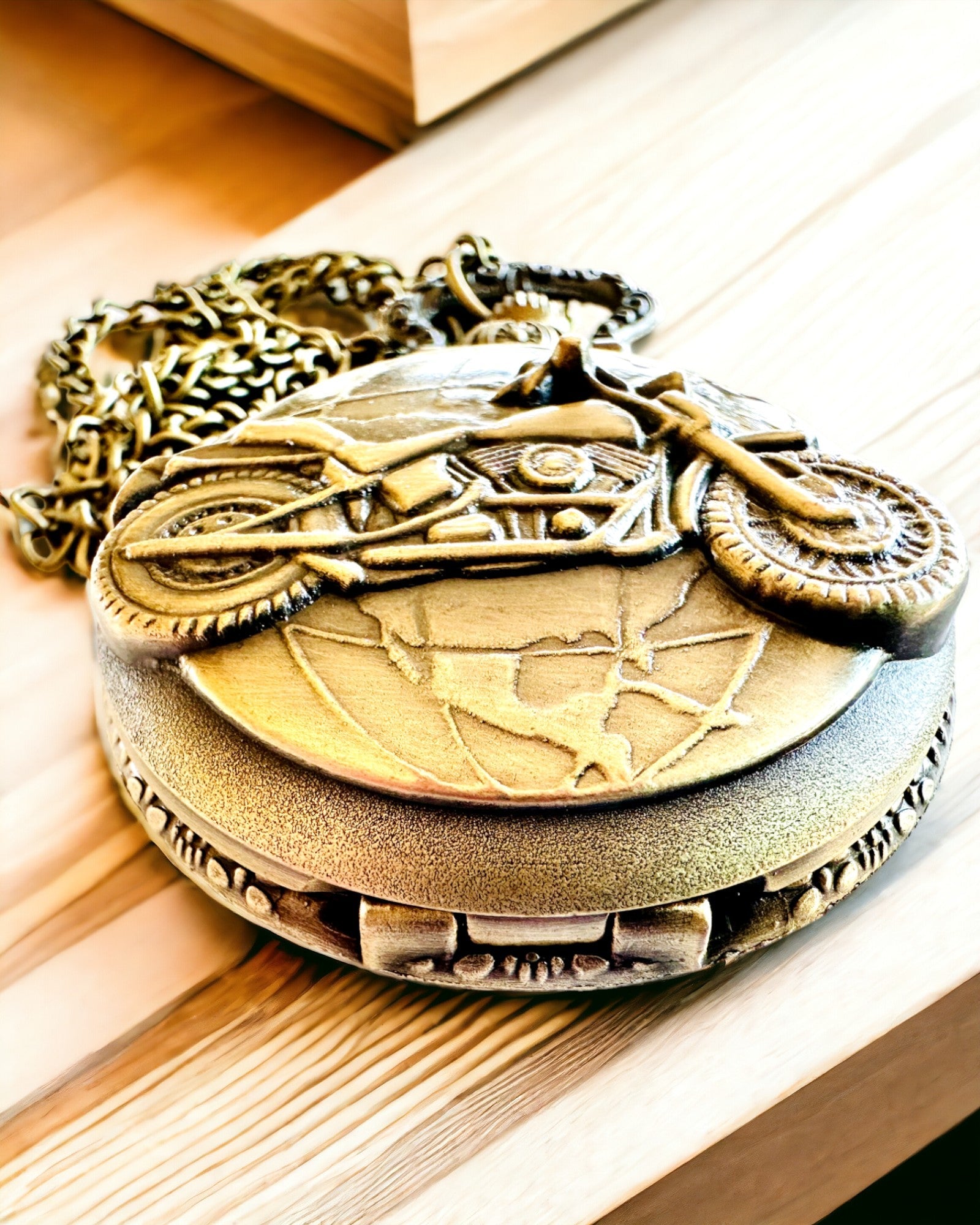 Taskukello "Motocykliherrasmies" – Kaiverrus