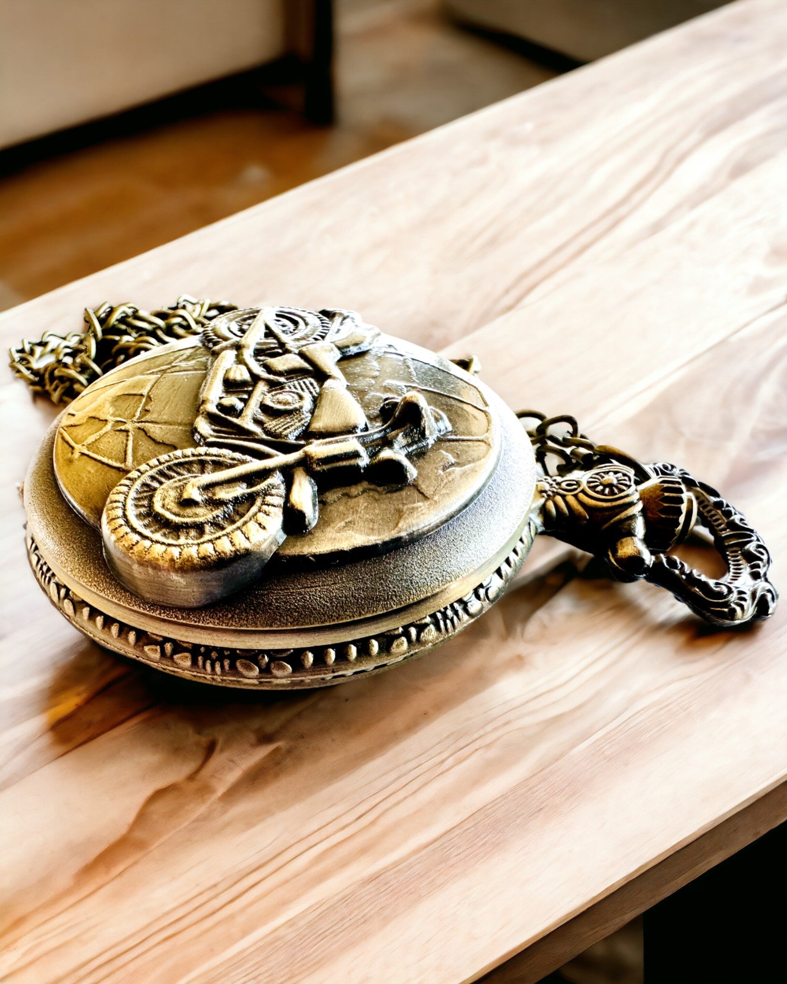 Taskukello "Motocykliherrasmies" – Kaiverrus