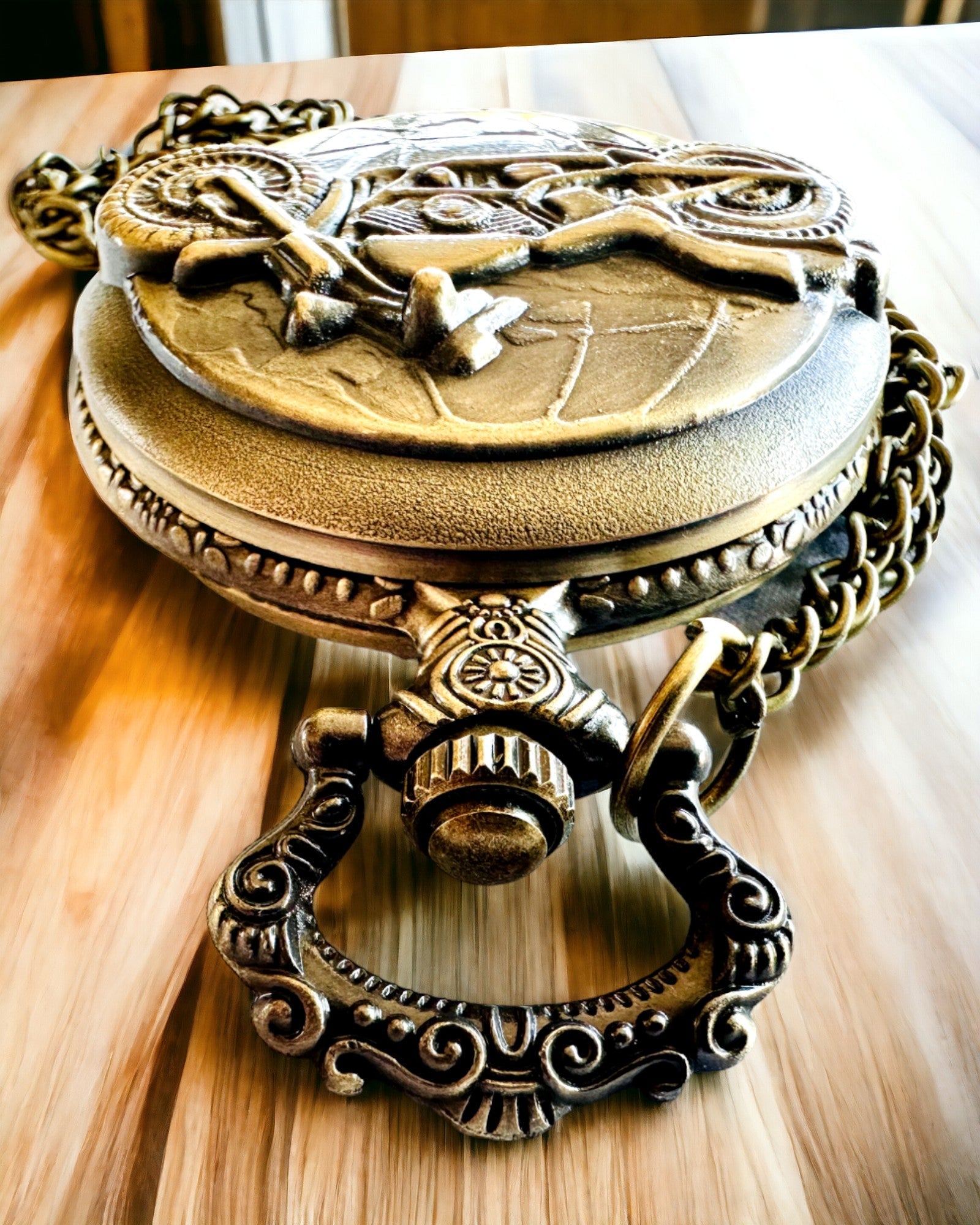 Taskukello "Motocykliherrasmies" – Kaiverrus