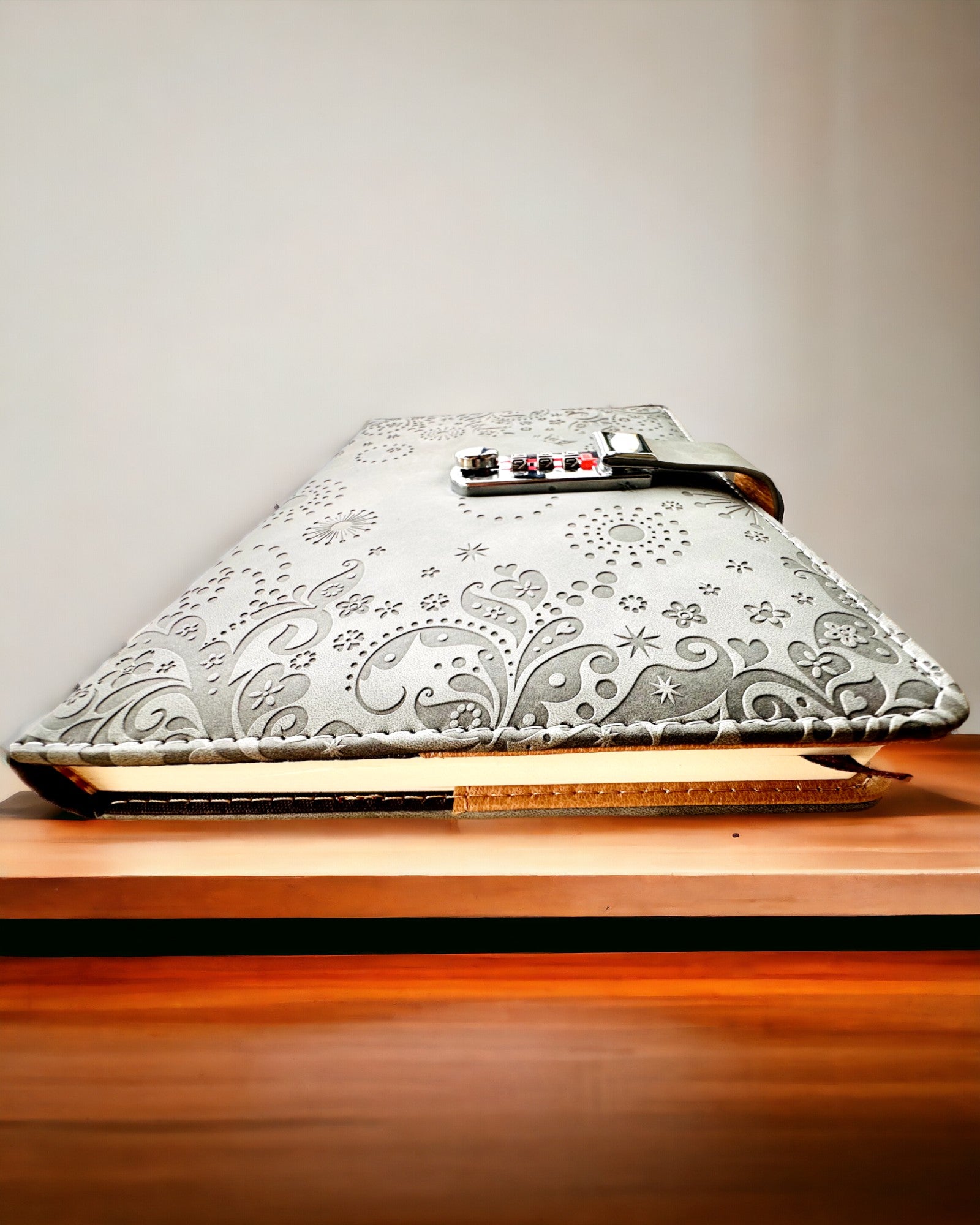 Eksklusiivinen Muistikirja, PU-nahka, A5 Salasanalukolla - "Secret Journal", personointi kaiverruksella