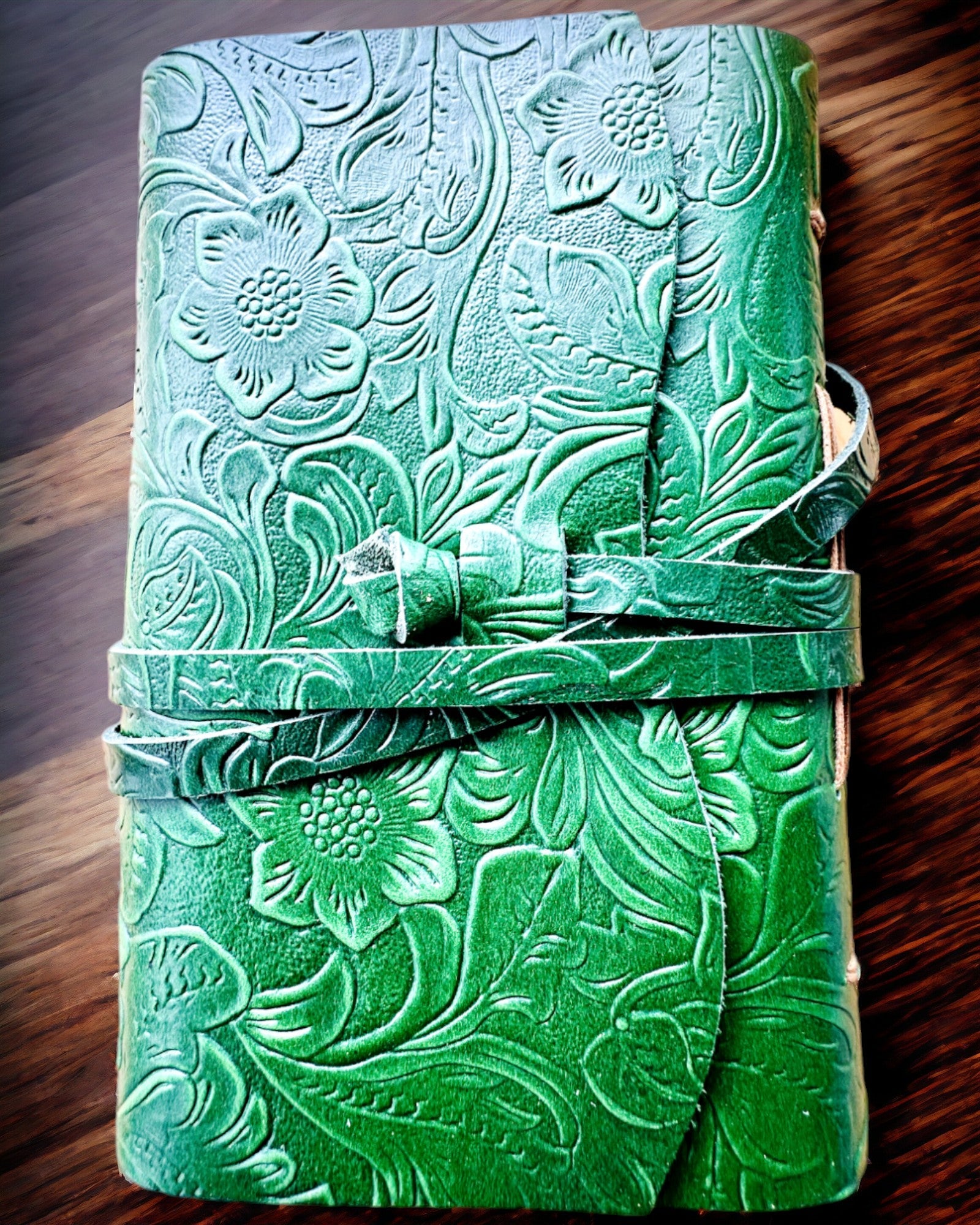 Nahkainen Premium-muistikirja "Luonnon Eleganssi" - 200 sivua, 120g, muistikirja, luonnoslehtiö, 2 väriä valittavana, personointi kaiverruksella