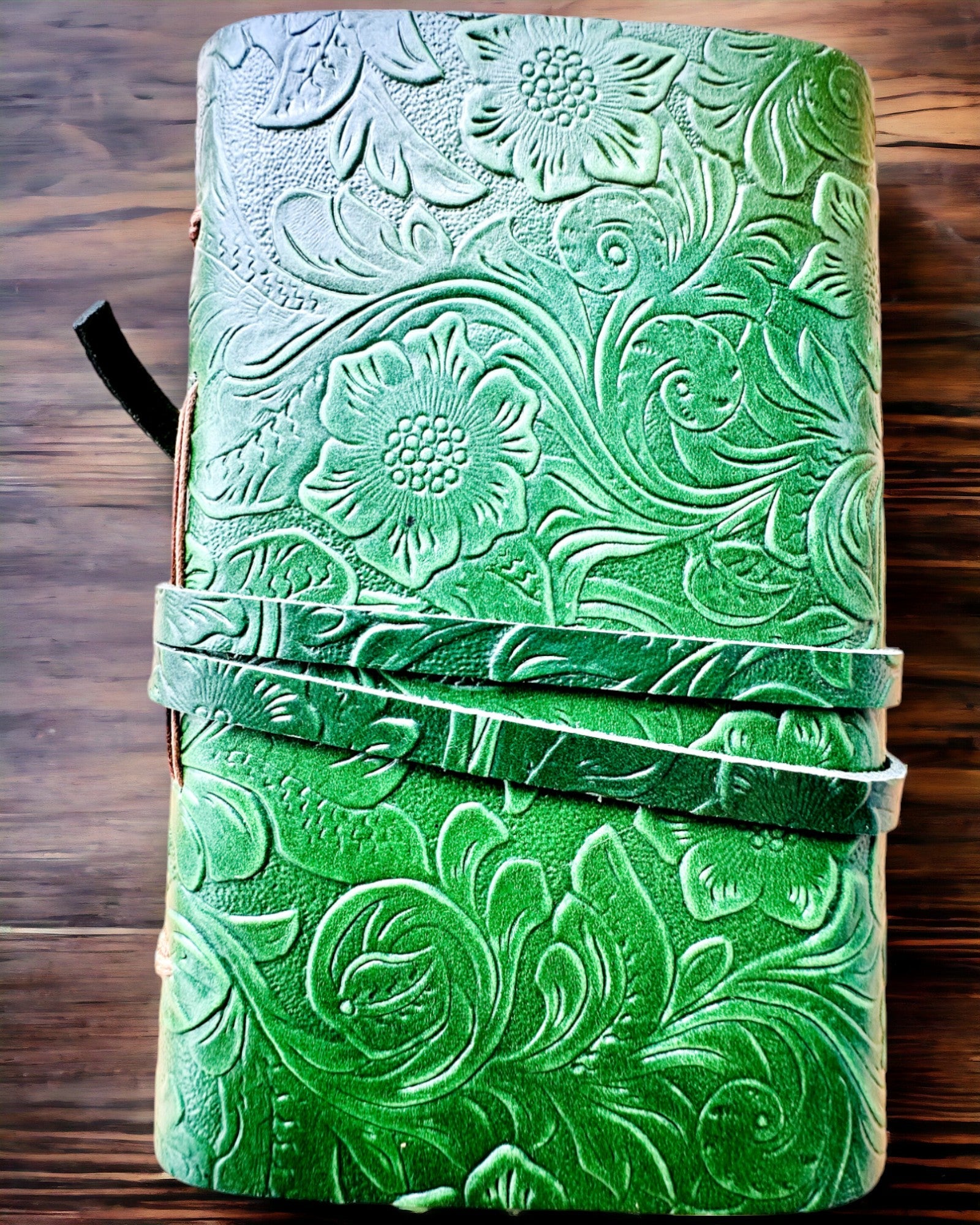 Nahkainen Premium-muistikirja "Luonnon Eleganssi" - 200 sivua, 120g, muistikirja, luonnoslehtiö, 2 väriä valittavana, personointi kaiverruksella