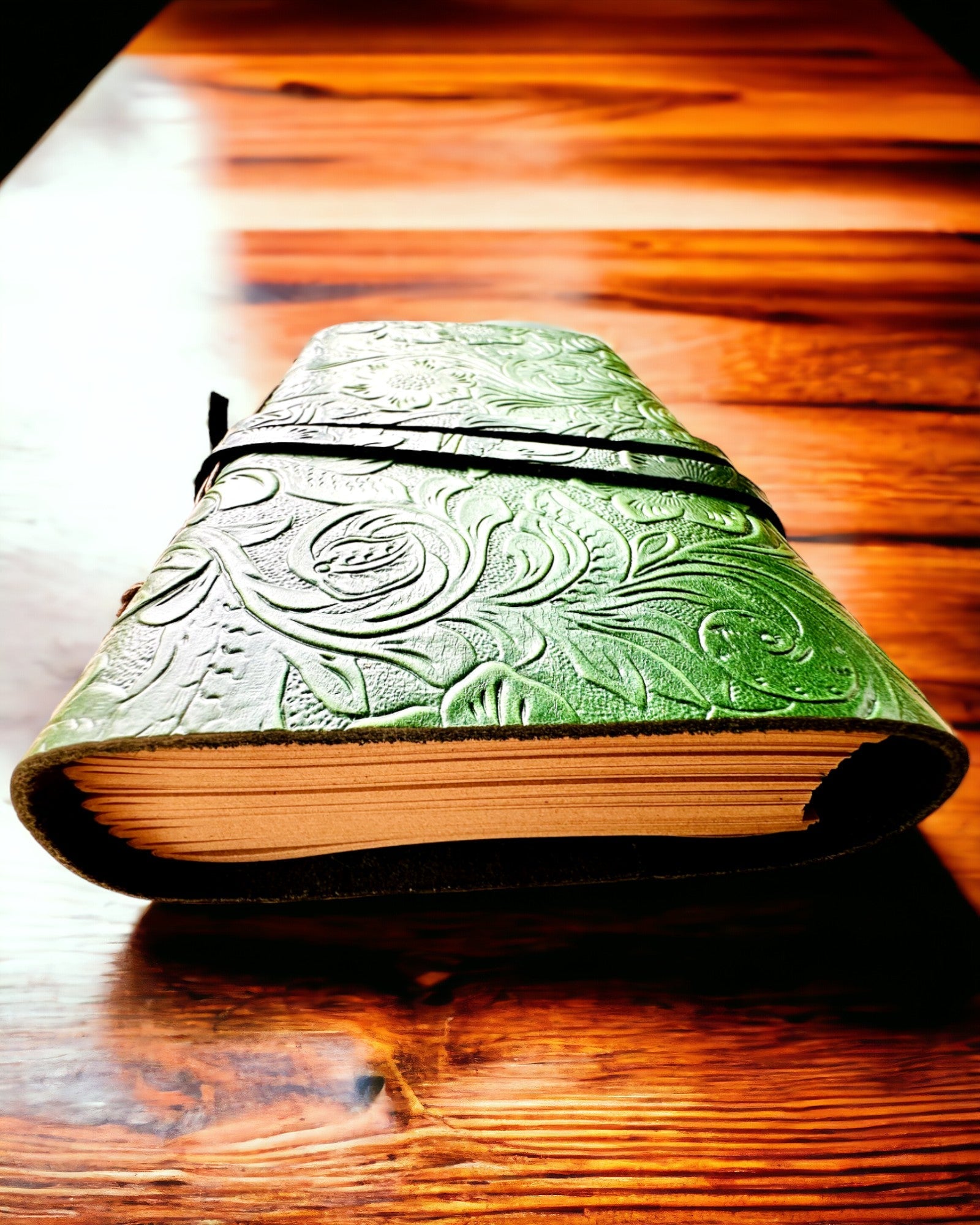 Nahkainen Premium-muistikirja "Luonnon Eleganssi" - 200 sivua, 120g, muistikirja, luonnoslehtiö, 2 väriä valittavana, personointi kaiverruksella