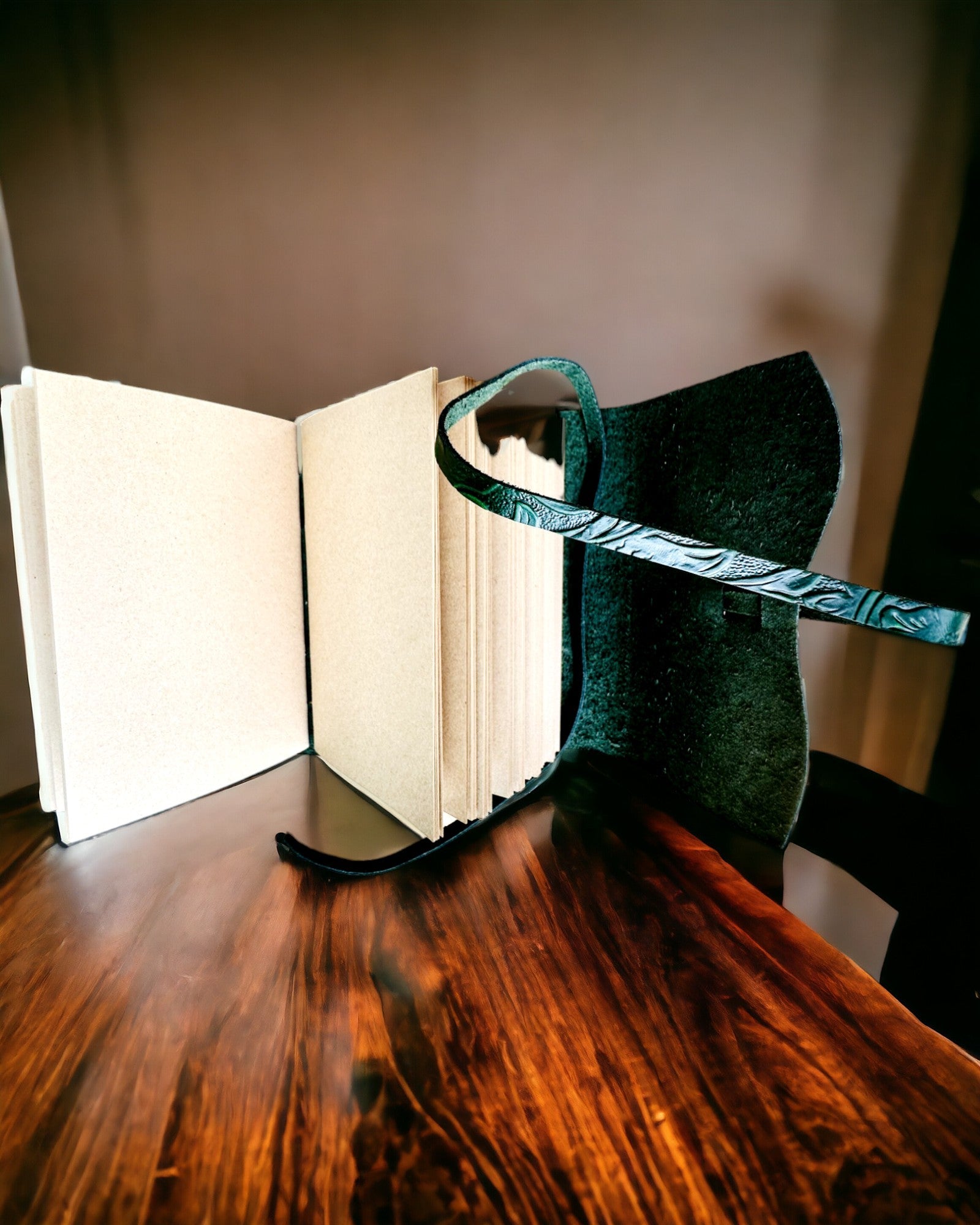 Nahkainen Premium-muistikirja "Luonnon Eleganssi" - 200 sivua, 120g, muistikirja, luonnoslehtiö, 2 väriä valittavana, personointi kaiverruksella