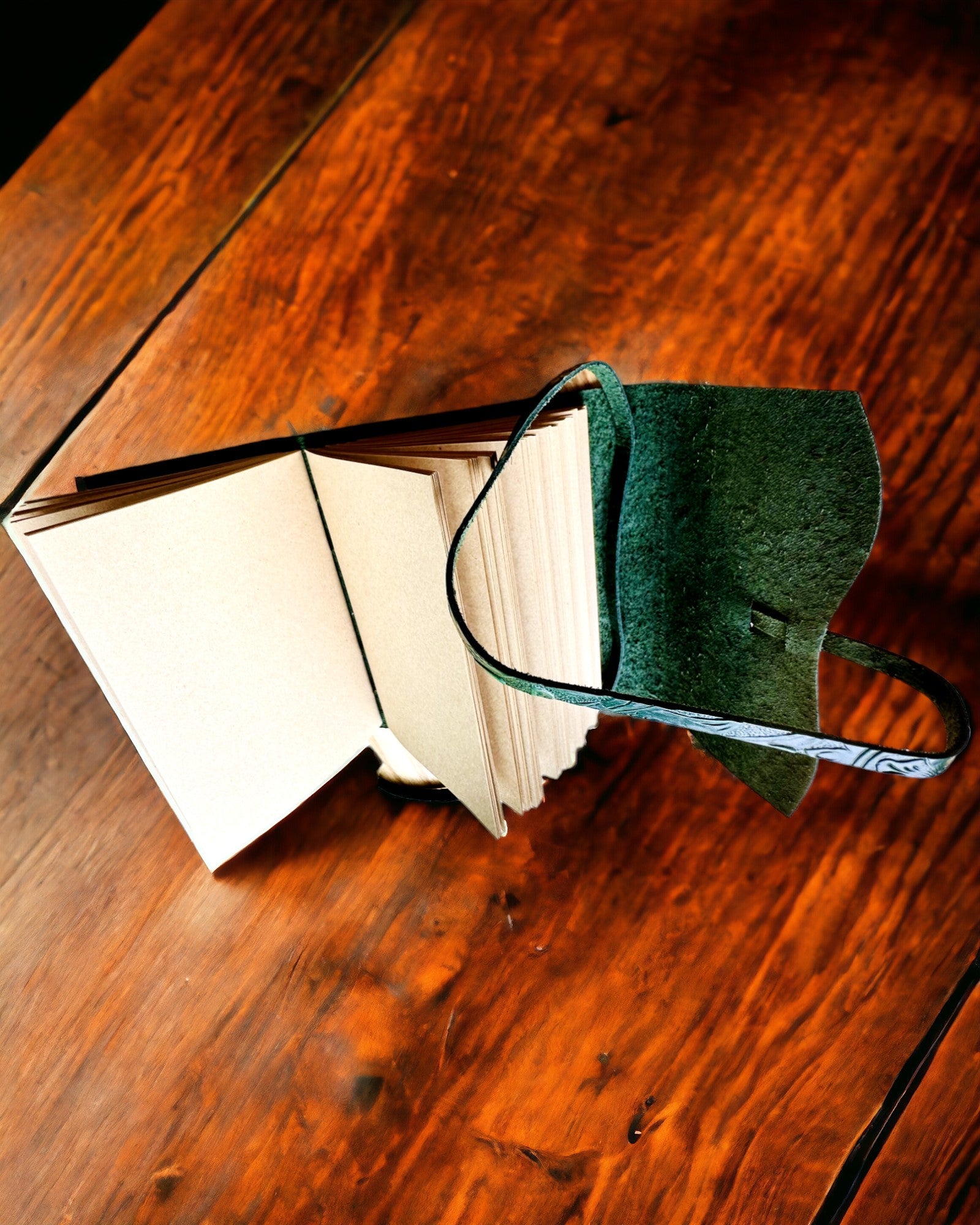 Nahkainen Premium-muistikirja "Luonnon Eleganssi" - 200 sivua, 120g, muistikirja, luonnoslehtiö, 2 väriä valittavana, personointi kaiverruksella