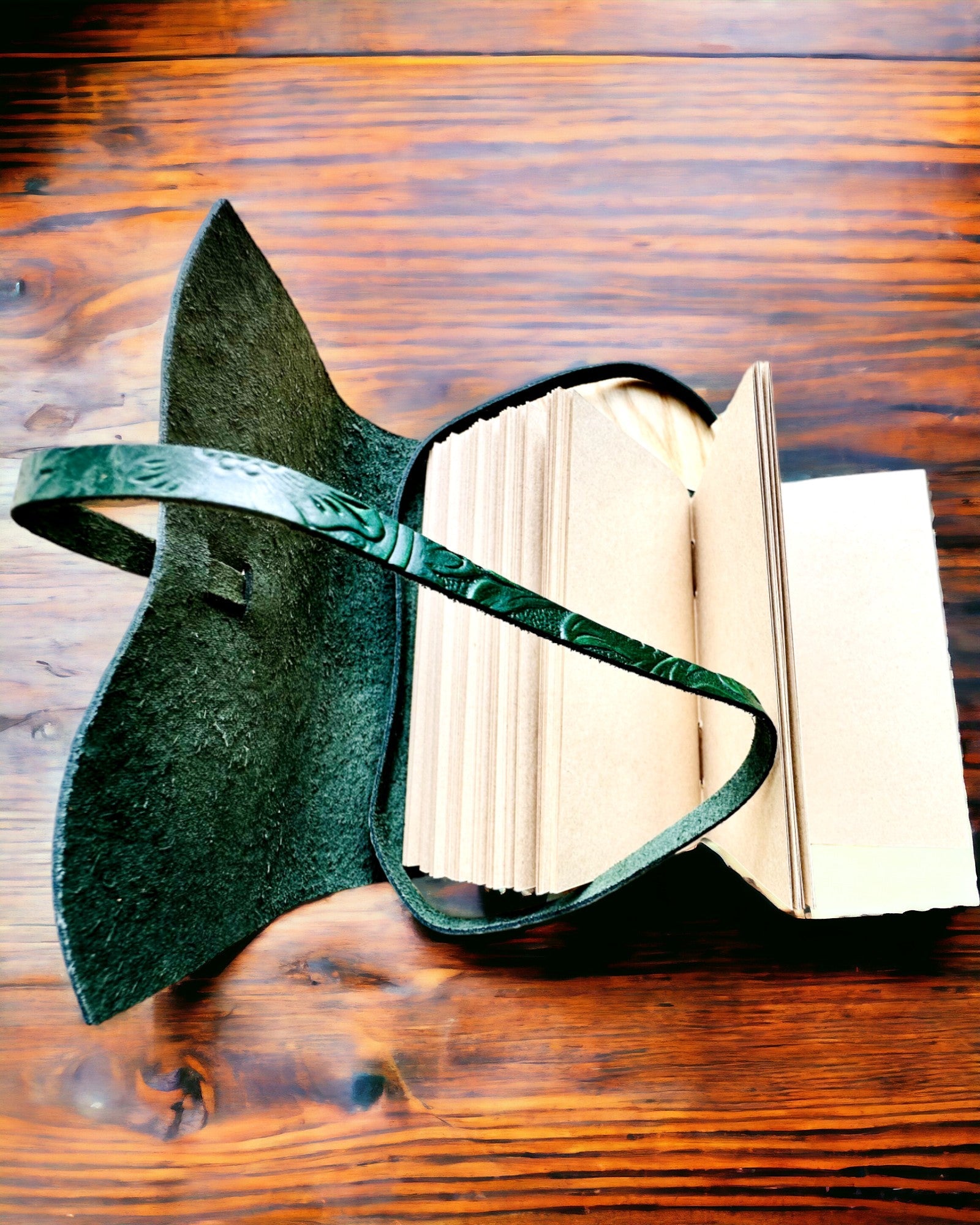 Nahkainen Premium-muistikirja "Luonnon Eleganssi" - 200 sivua, 120g, muistikirja, luonnoslehtiö, 2 väriä valittavana, personointi kaiverruksella