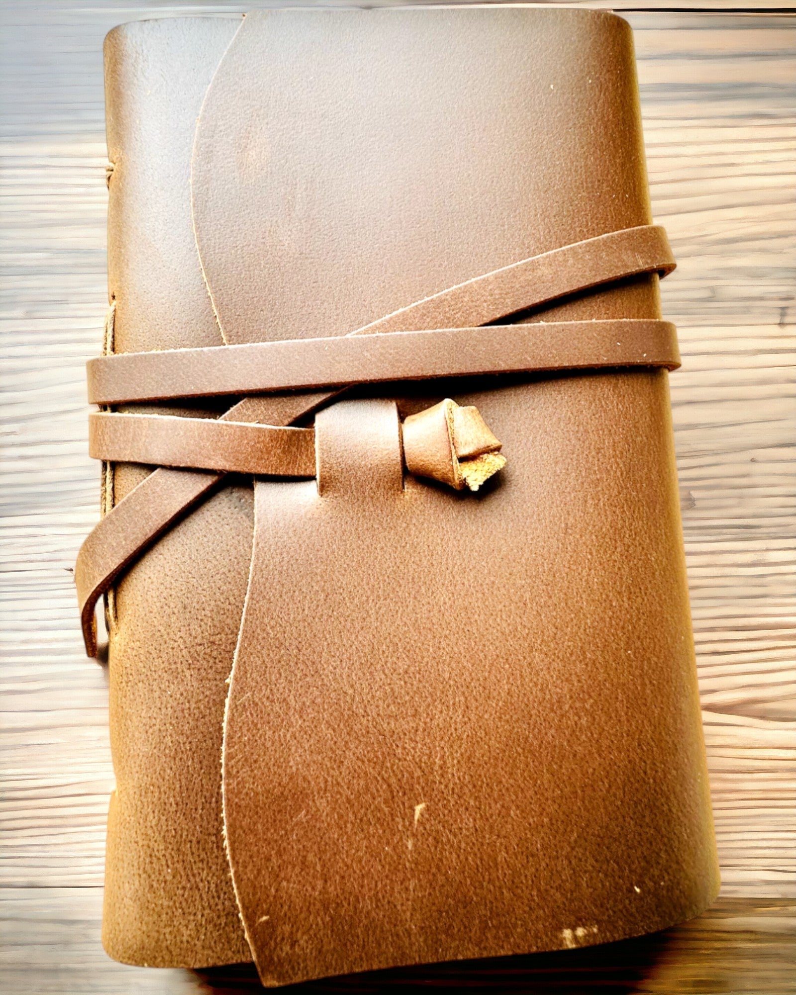 Notatnik Premium "RetroNotes" – Tyylikäs aito nahkamuistikirja - 200 sivua, 120g, muistikirja, luonnoskirja, ruskea väri, personointi kaiverruksella