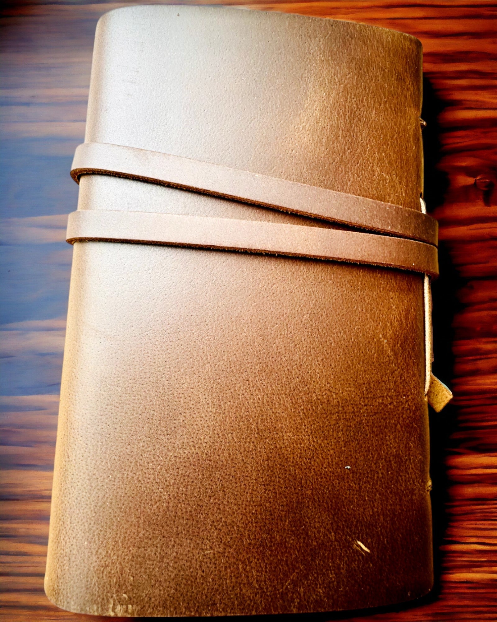 Notatnik Premium "RetroNotes" – Tyylikäs aito nahkamuistikirja - 200 sivua, 120g, muistikirja, luonnoskirja, ruskea väri, personointi kaiverruksella