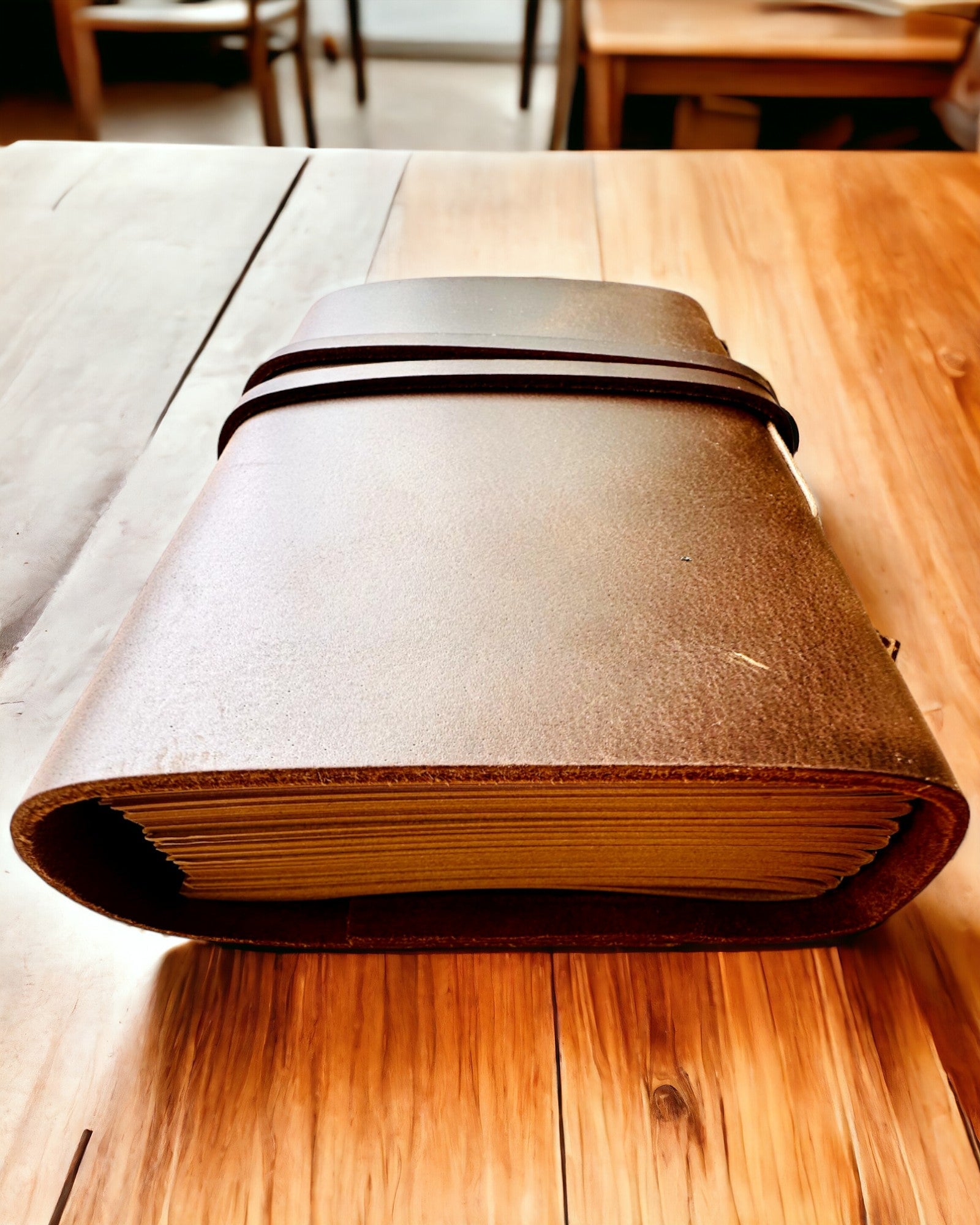 Notatnik Premium "RetroNotes" – Tyylikäs aito nahkamuistikirja - 200 sivua, 120g, muistikirja, luonnoskirja, ruskea väri, personointi kaiverruksella