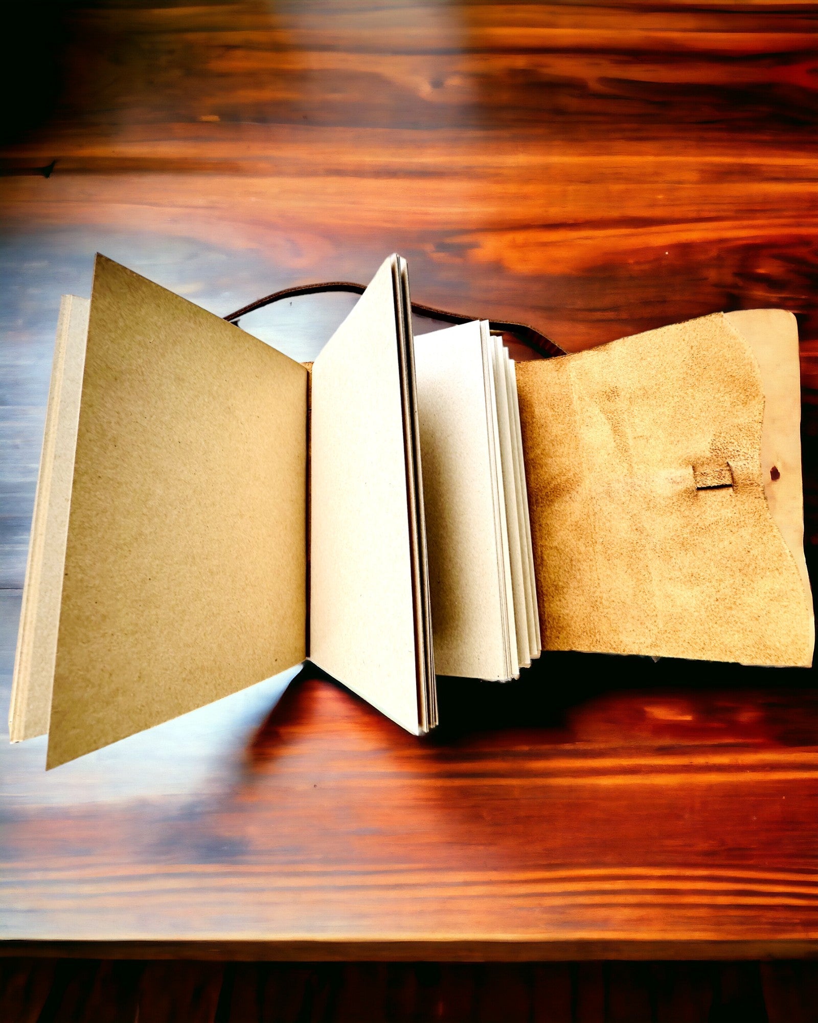 Notatnik Premium "RetroNotes" – Tyylikäs aito nahkamuistikirja - 200 sivua, 120g, muistikirja, luonnoskirja, ruskea väri, personointi kaiverruksella