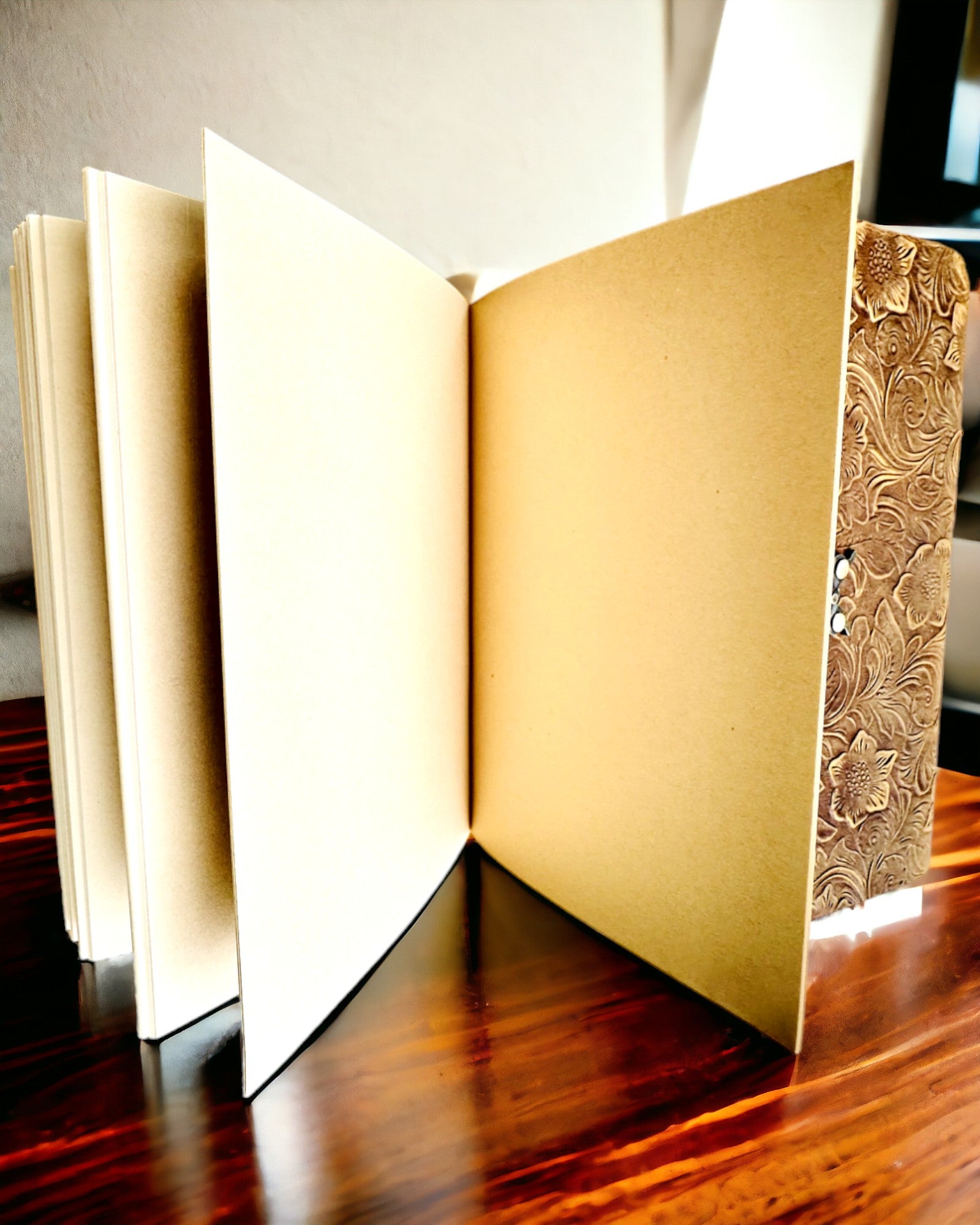 Luksus Retro Muistikirja Nahkakannella - "Vintage Elegance", 480 sivua, mahdollisuus personointiin kaiverruksella