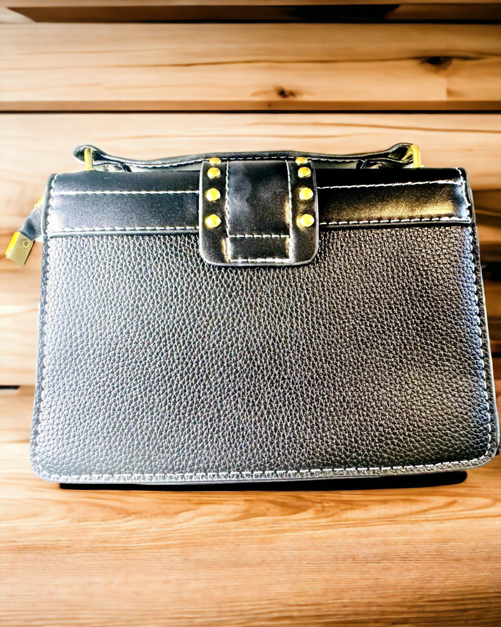 Muodikas Neliönmuotoinen Olkalaukku Leijona-aksentilla - väri musta