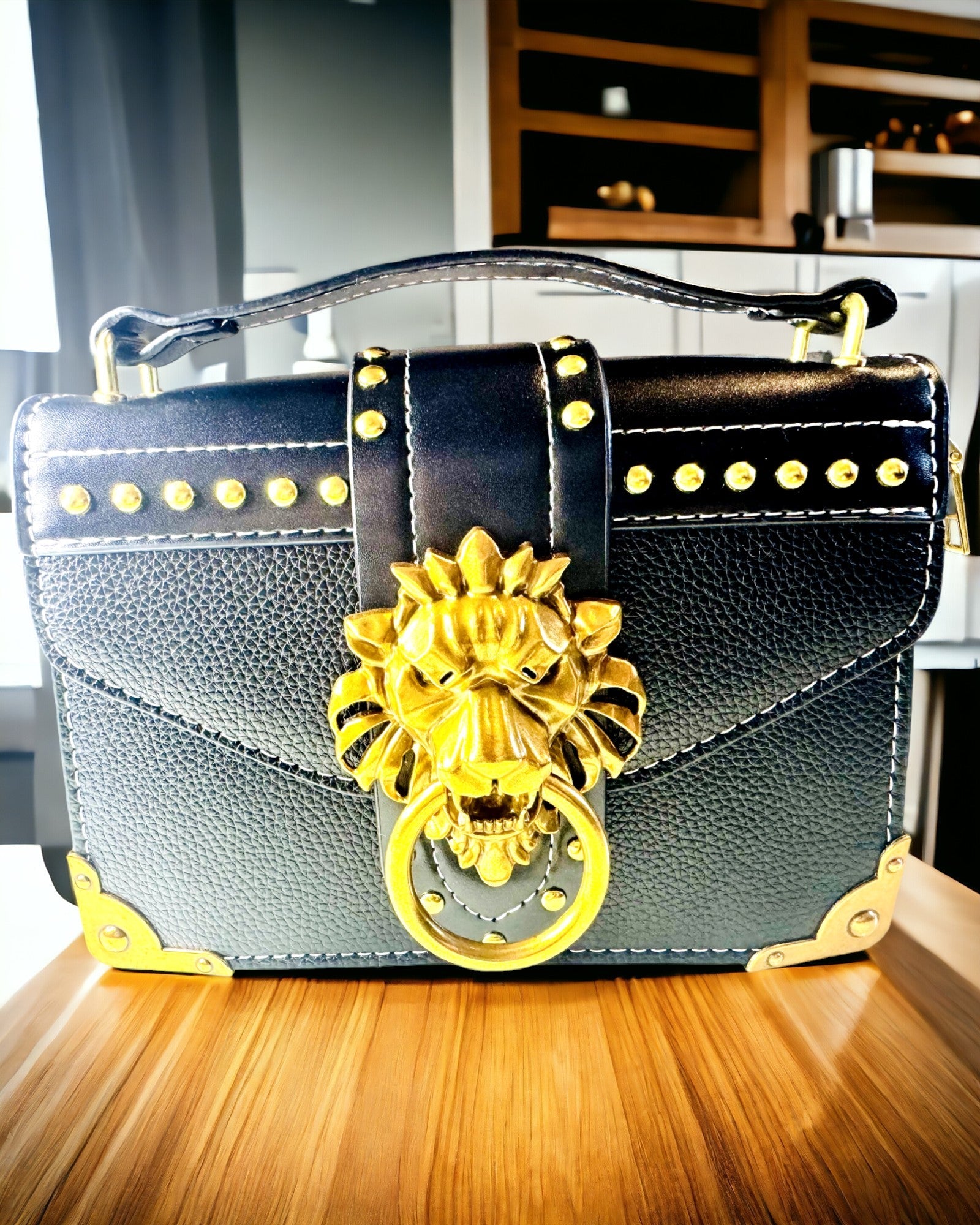 Muodikas Neliönmuotoinen Olkalaukku Leijona-aksentilla - väri musta