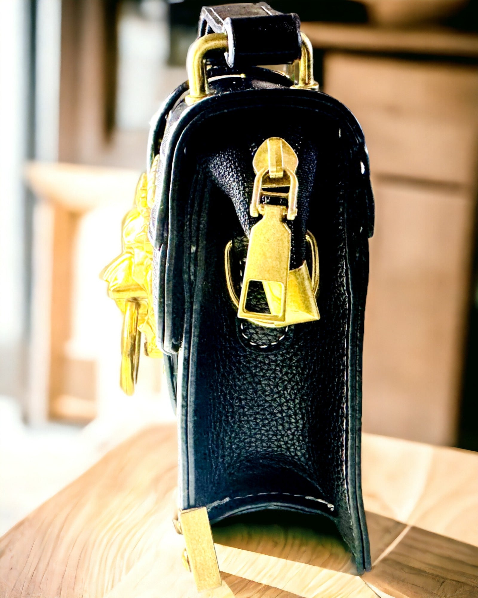 Muodikas Neliönmuotoinen Olkalaukku Leijona-aksentilla - väri musta