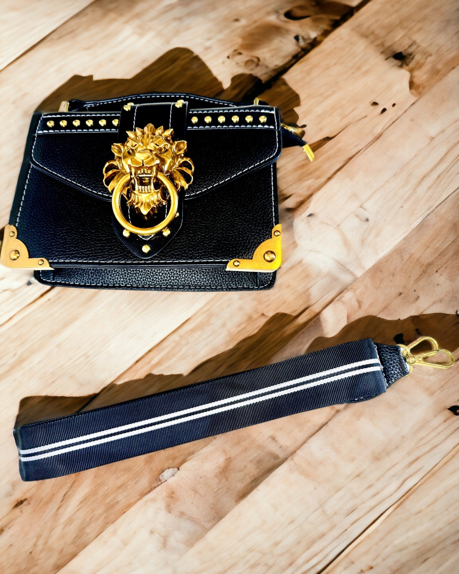 Muodikas Neliönmuotoinen Olkalaukku Leijona-aksentilla - väri musta