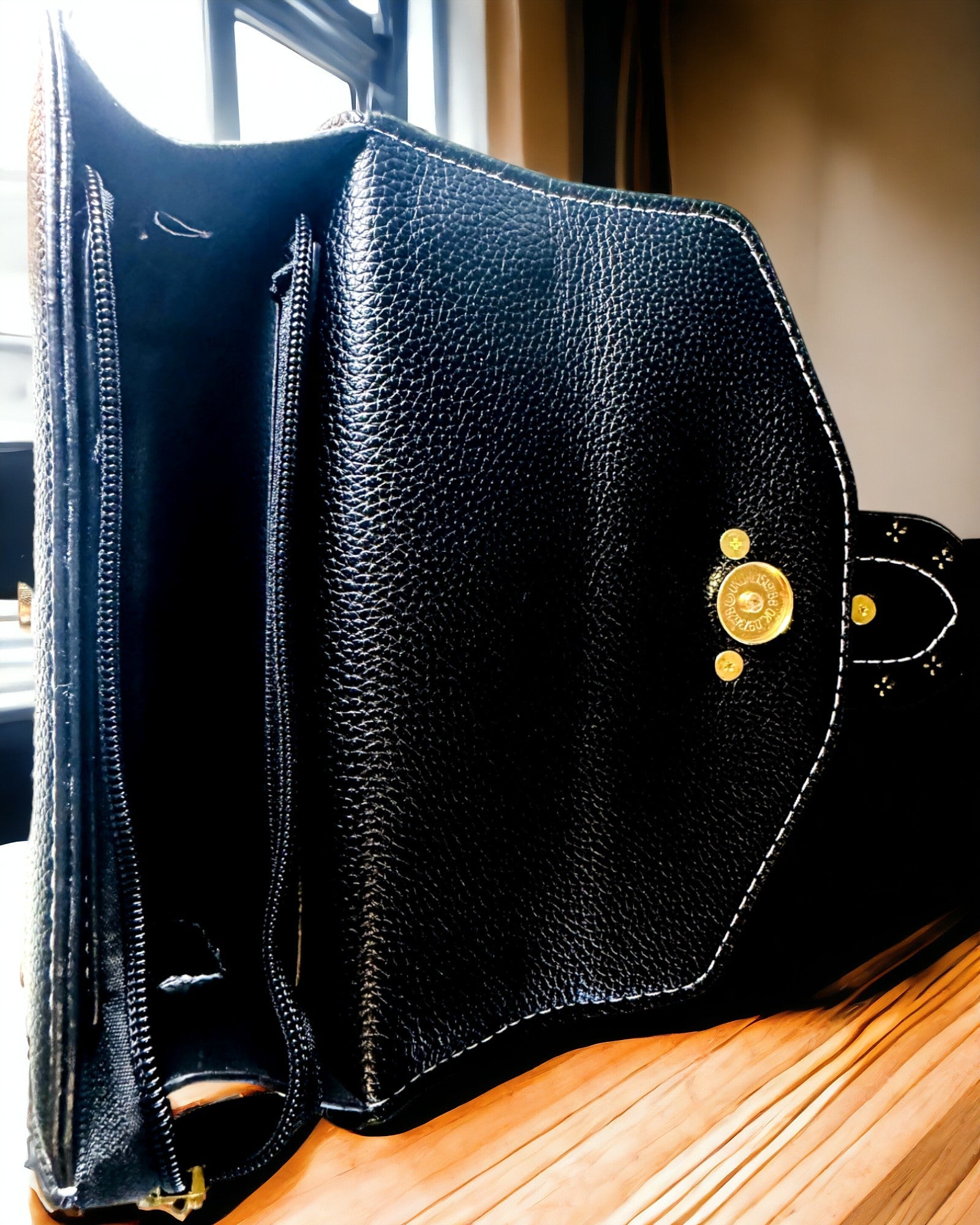 Muodikas Neliönmuotoinen Olkalaukku Leijona-aksentilla - väri musta