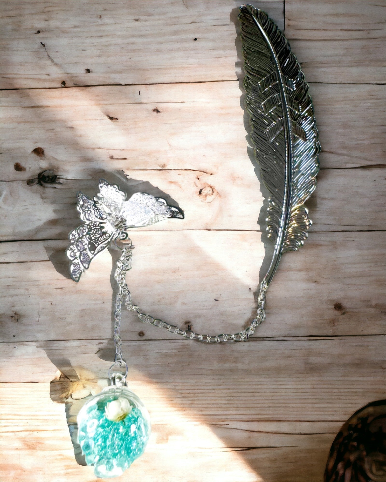 Luova Retrotyylinen Kirjanmerkki Höyhen- ja Perhosaiheella – Tyylikäs Mainoslahja, Hopea/Sininen