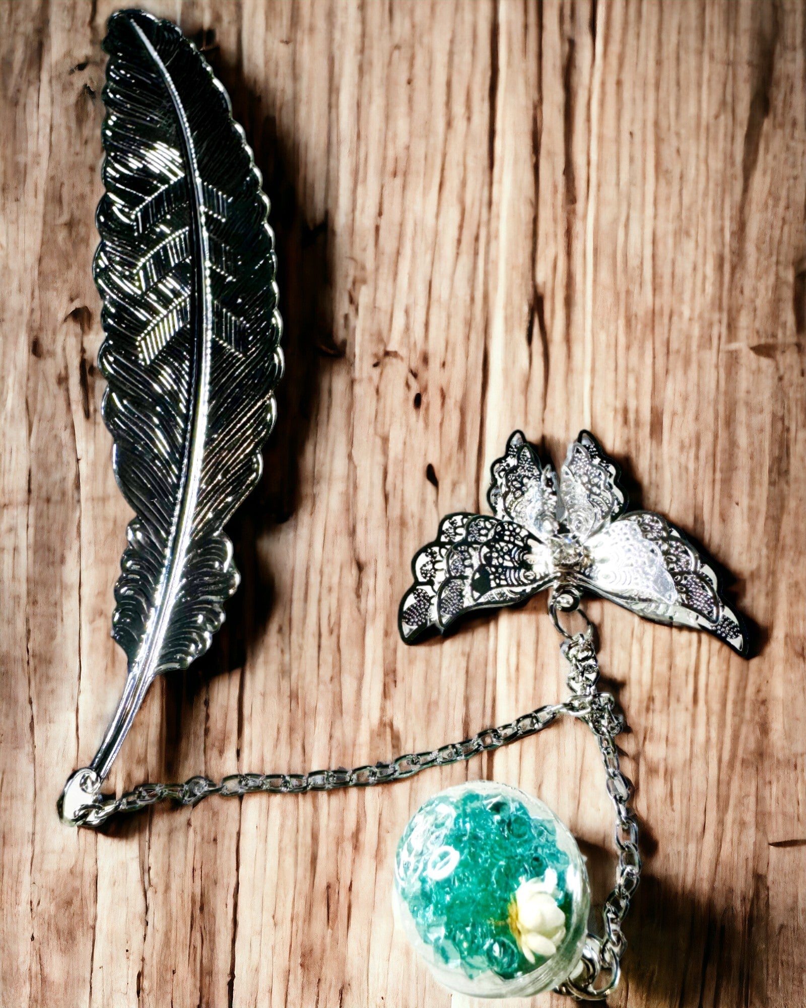 Luova Retrotyylinen Kirjanmerkki Höyhen- ja Perhosaiheella – Tyylikäs Mainoslahja, Hopea/Sininen