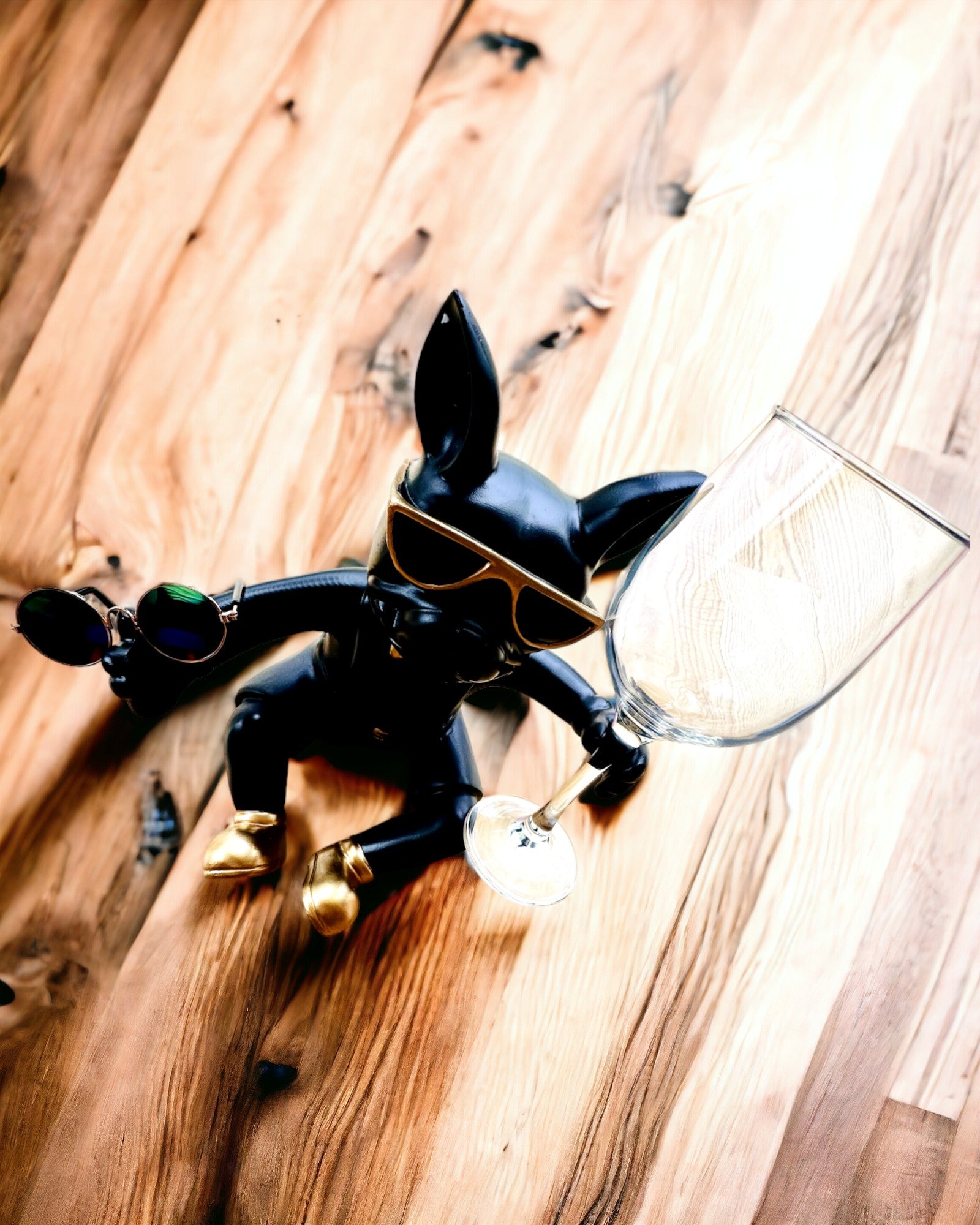 Eksklusiivinen figuuri "Tyylikäs Bulldog", musta väri, viini- tai samppanjalasin teline, personointi kaiverruksella