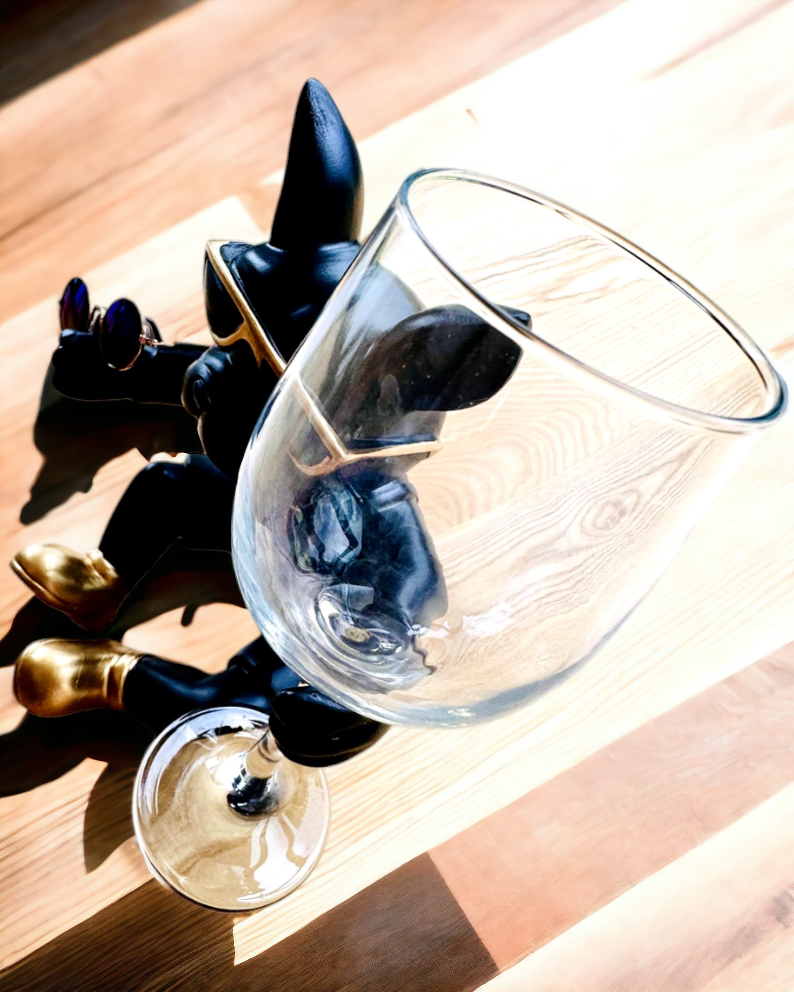 Eksklusiivinen figuuri "Tyylikäs Bulldog", musta väri, viini- tai samppanjalasin teline, personointi kaiverruksella