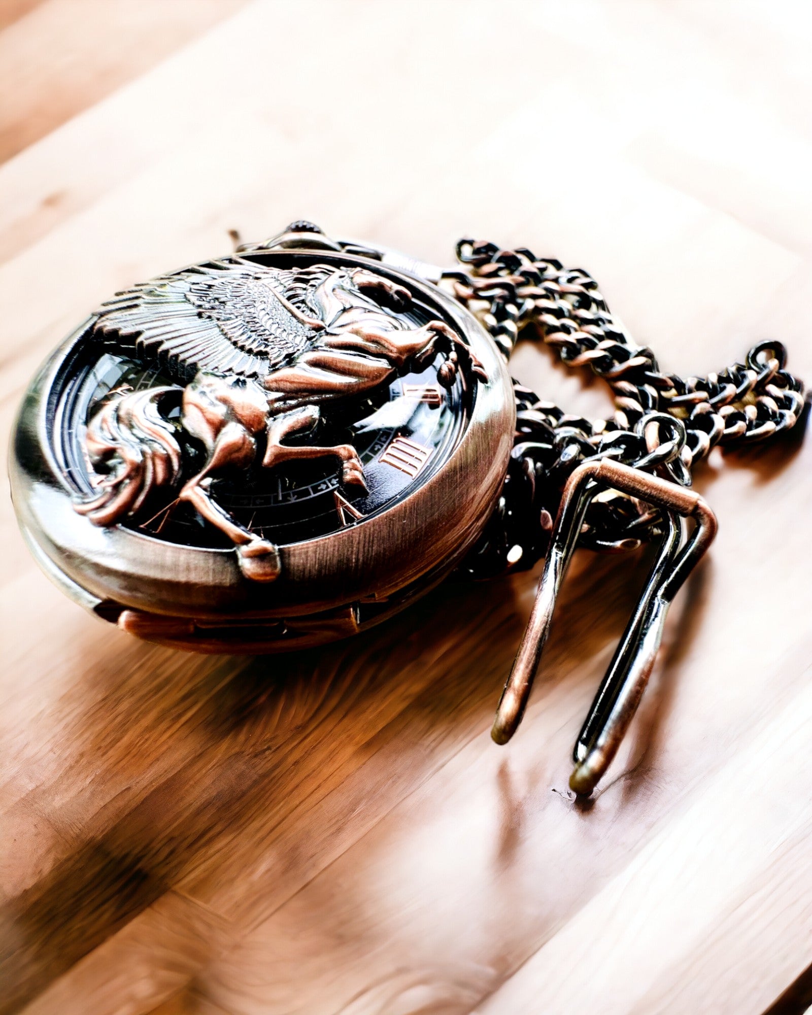 Taskukello "Equus Tempus" - Väri: Ruskea, Ruusukulta Hevosteemalla, mahdollisuus personointiin kaiverruksella
