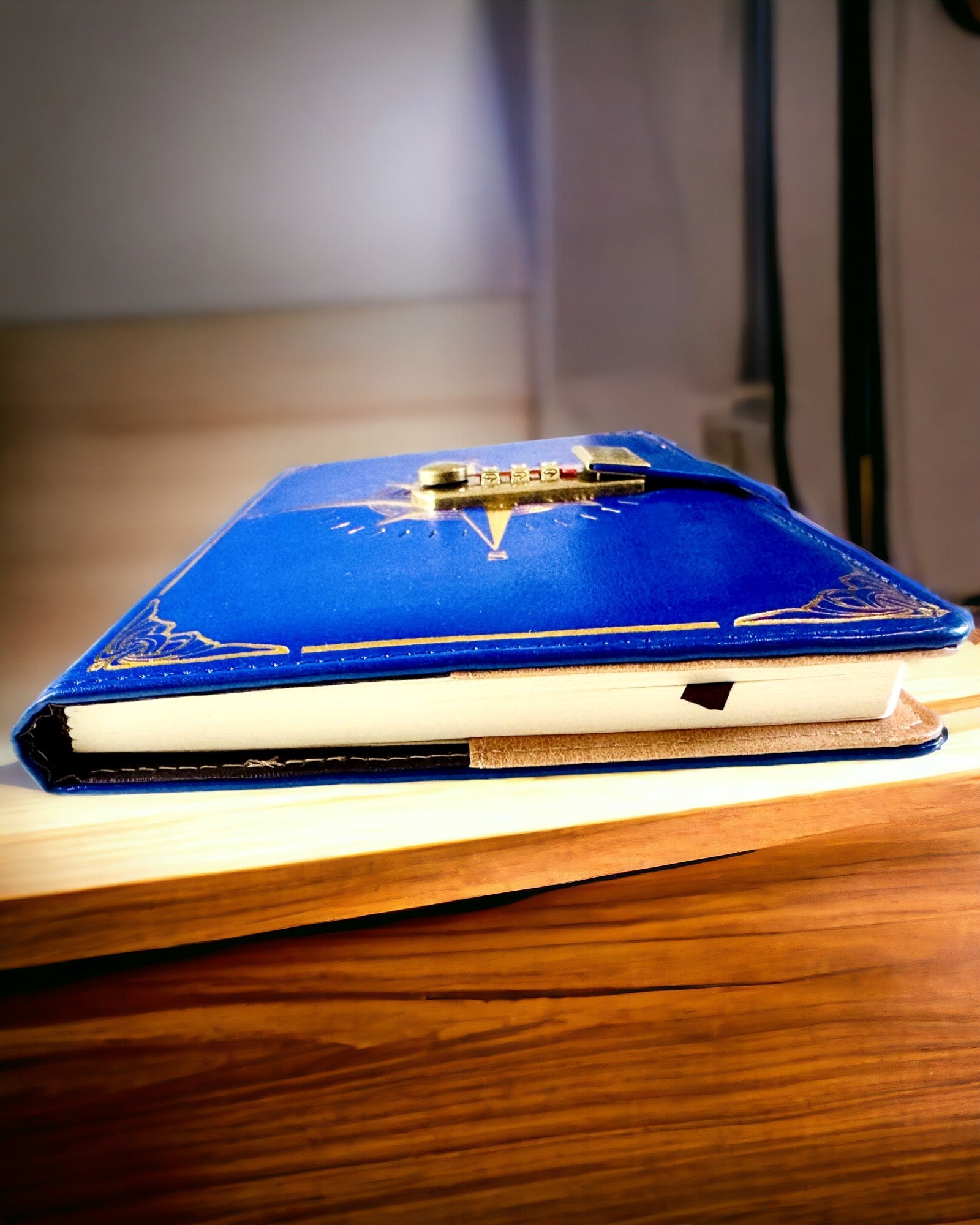 Premium-muistikirja salalukolla A5 - Vintage-tyyli kompassilla, japanilainen design, paperitavarat opiskelijoille ja liiketoimintaan. Personointi kaiverruksella