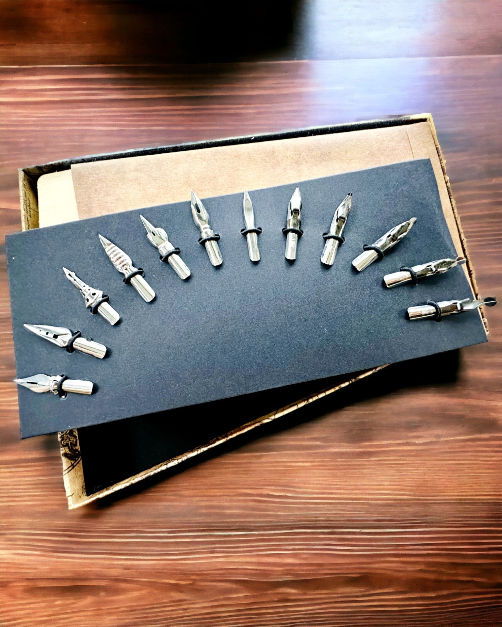 Eksklusiivinen kalligrafiasetti, kastettava mustekynä ja mustesetti, personointi kaiverruksella