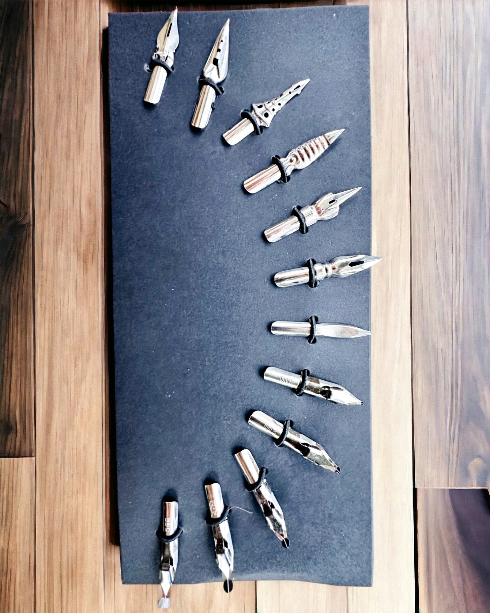 Eksklusiivinen kalligrafiasetti, kastettava mustekynä ja mustesetti, personointi kaiverruksella