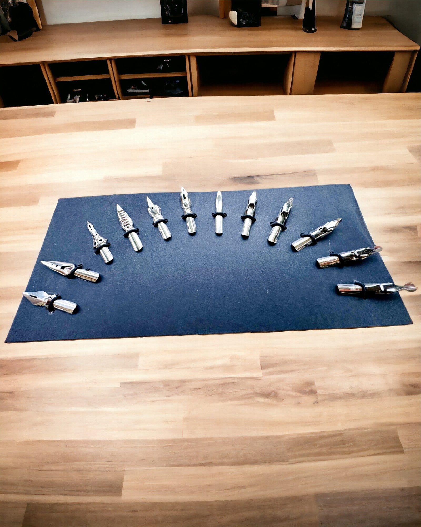 Eksklusiivinen kalligrafiasetti, kastettava mustekynä ja mustesetti, personointi kaiverruksella