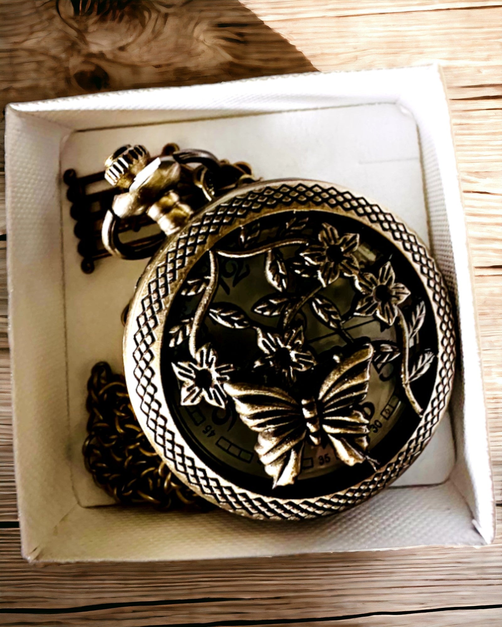 Taskukello "Motylowa Elegancja" kaiverruksella personointimahdollisuudella