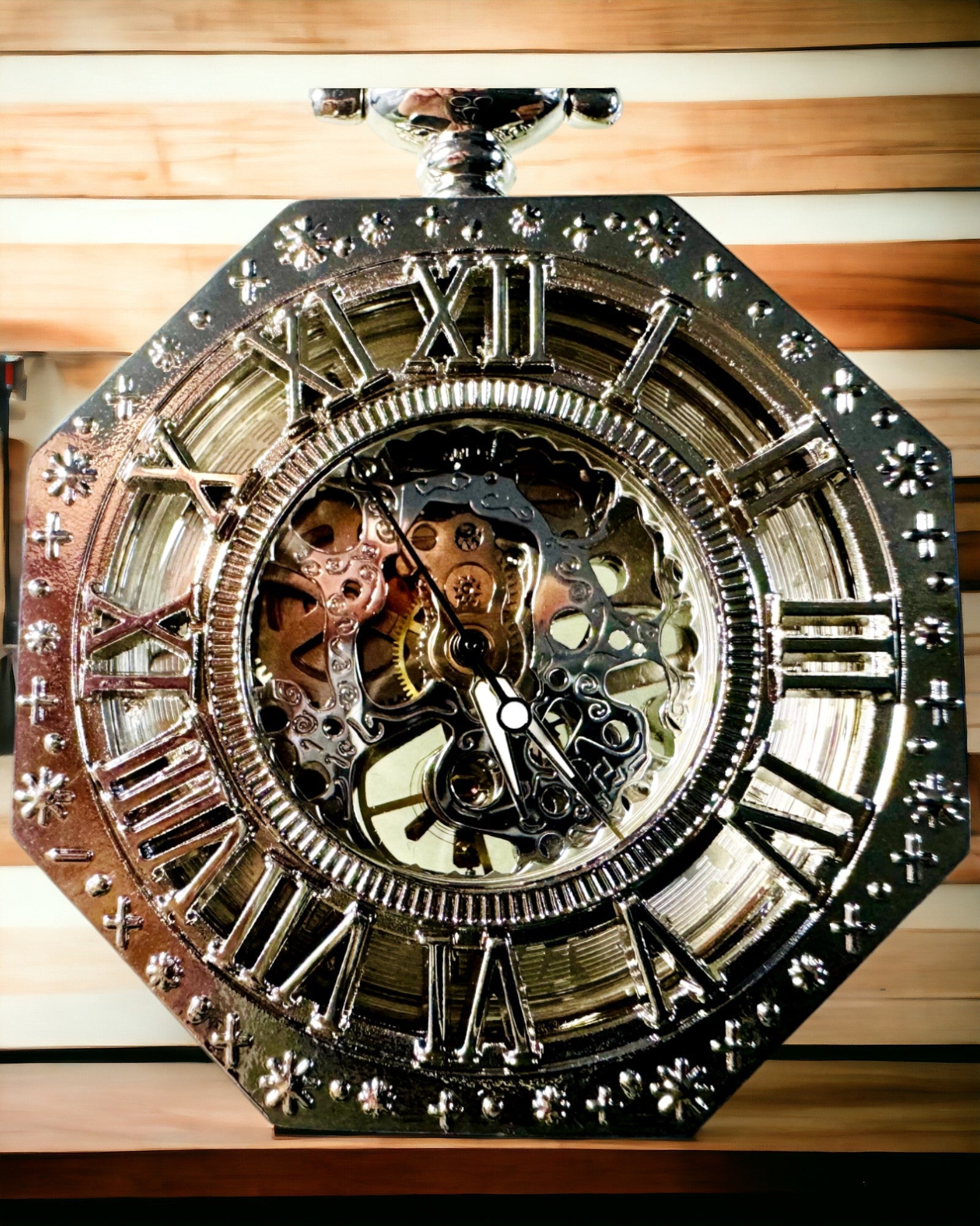 Klassinen hopeanvärinen kahdeksankulmainen mekaaninen taskukello pitsitaululla steampunk-tyyliin