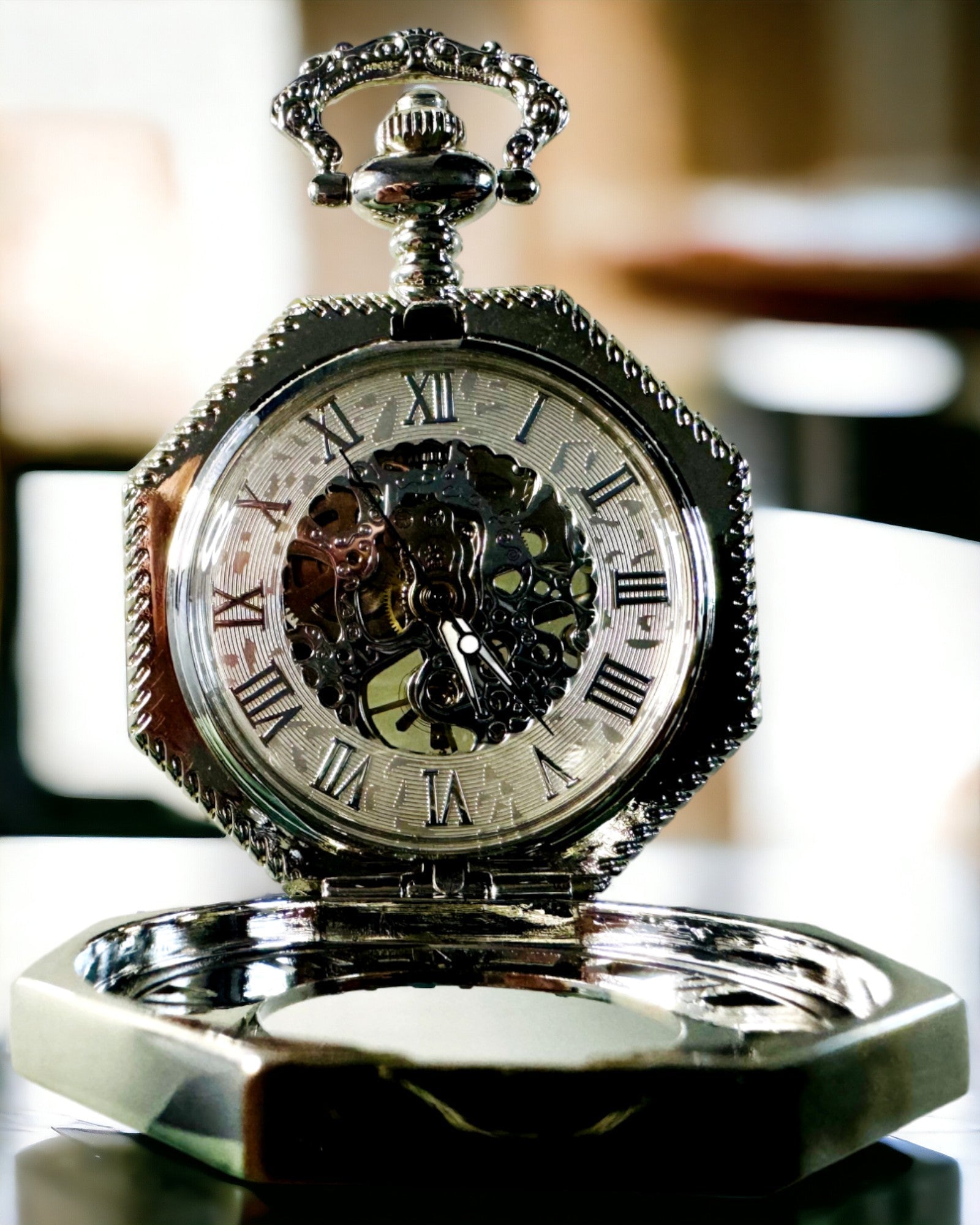 Klassinen hopeanvärinen kahdeksankulmainen mekaaninen taskukello pitsitaululla steampunk-tyyliin