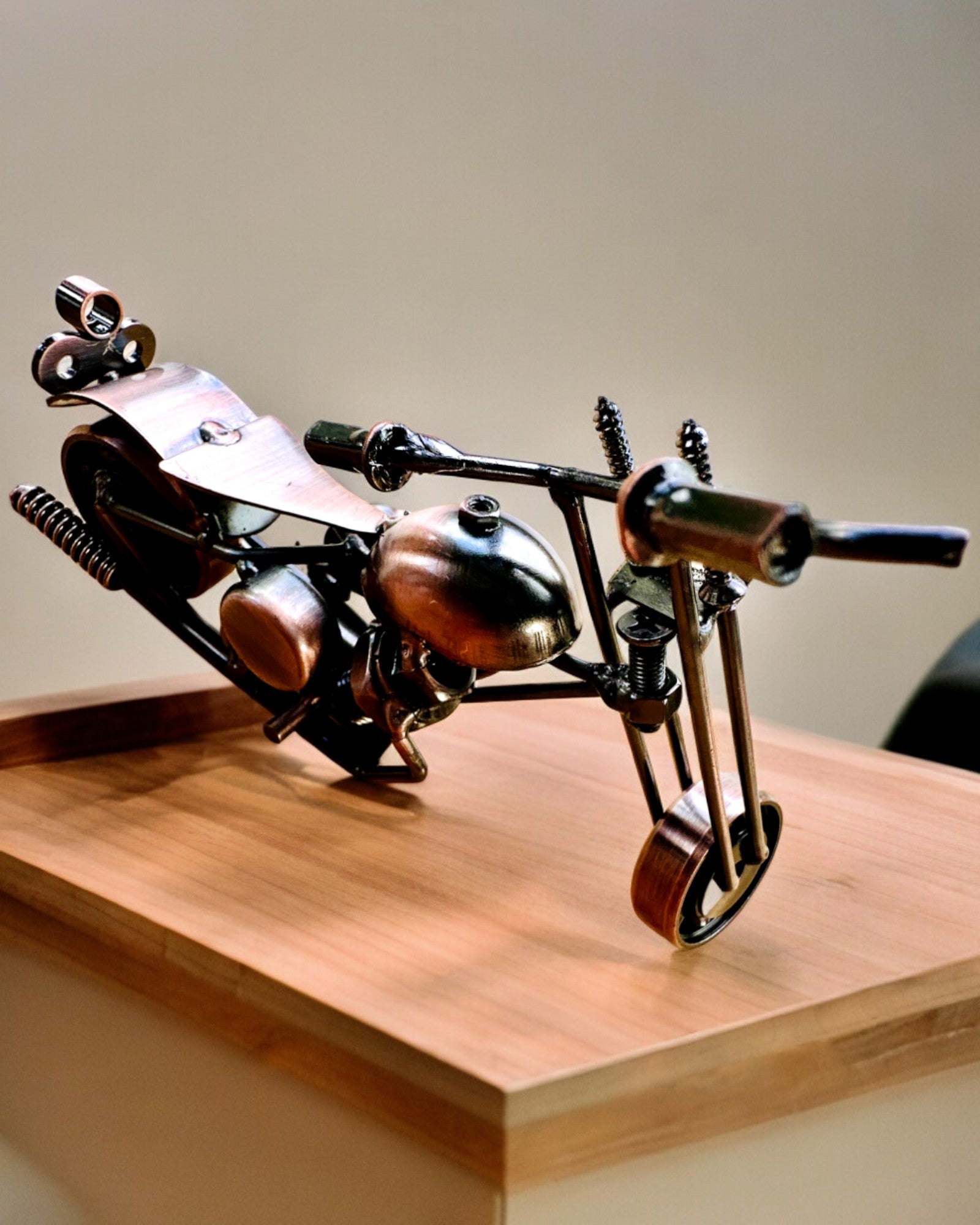 Käsintehty moottoripyörämalli raudasta, Chopper, personointi, kaiverrus lahjaksi