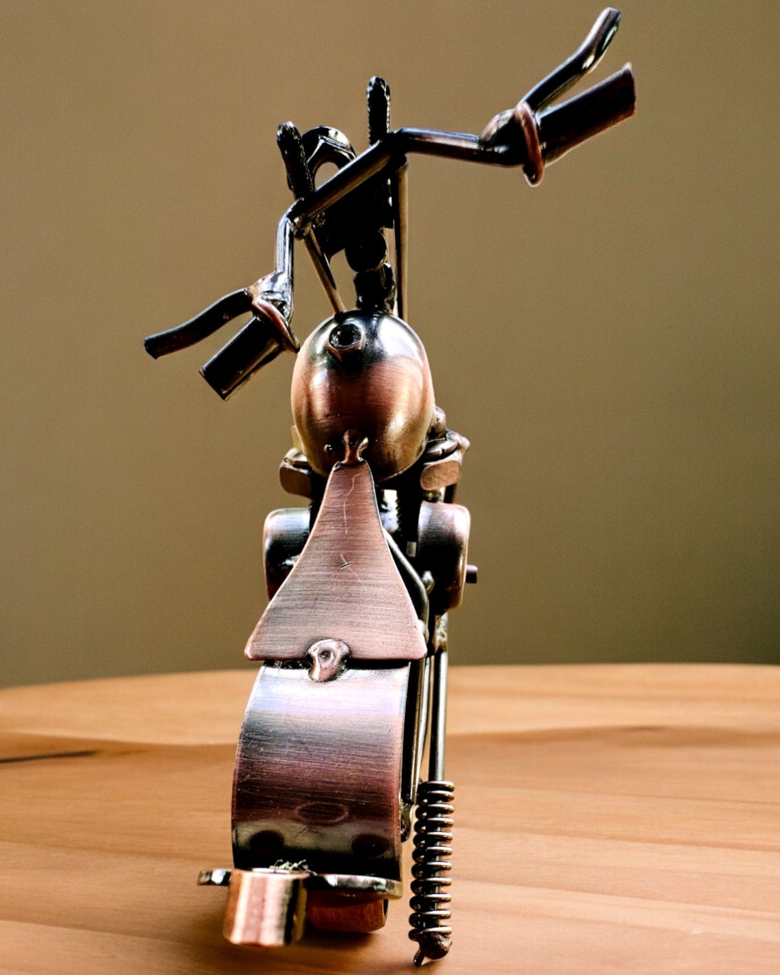 Käsintehty moottoripyörämalli raudasta, Chopper, personointi, kaiverrus lahjaksi