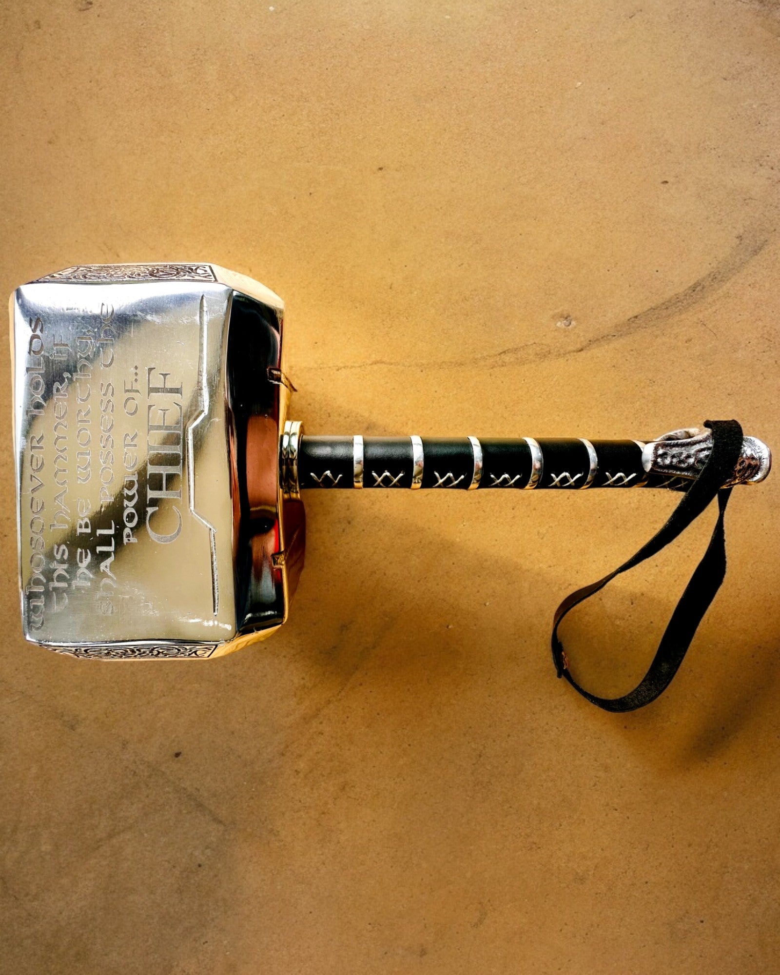 Thorin vasara "Chief" - Käsintehty käsityövasara, personointi kaiverruksella lahjaksi