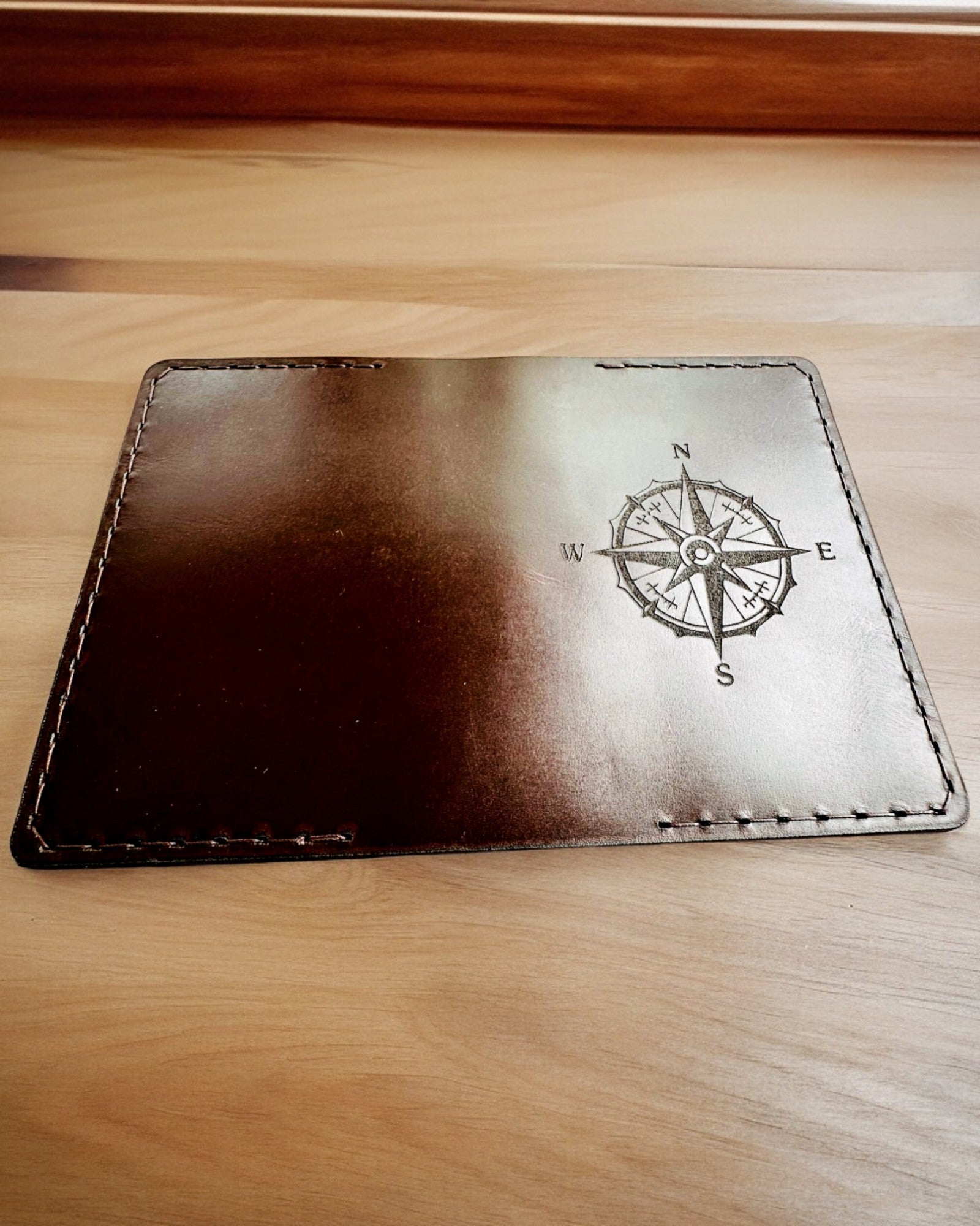 "Matkailijan" kotelo - Nahkainen passikotelo, personointi kaiverruksella - 2 värivaihtoehtoa