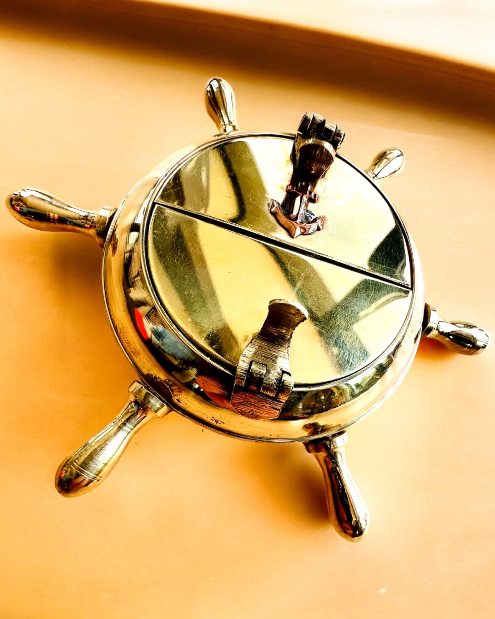 Messinkinen Kapteenin Tuhkakuppi - personointimahdollisuus lahjaksi kaiverruksella, käsintehty