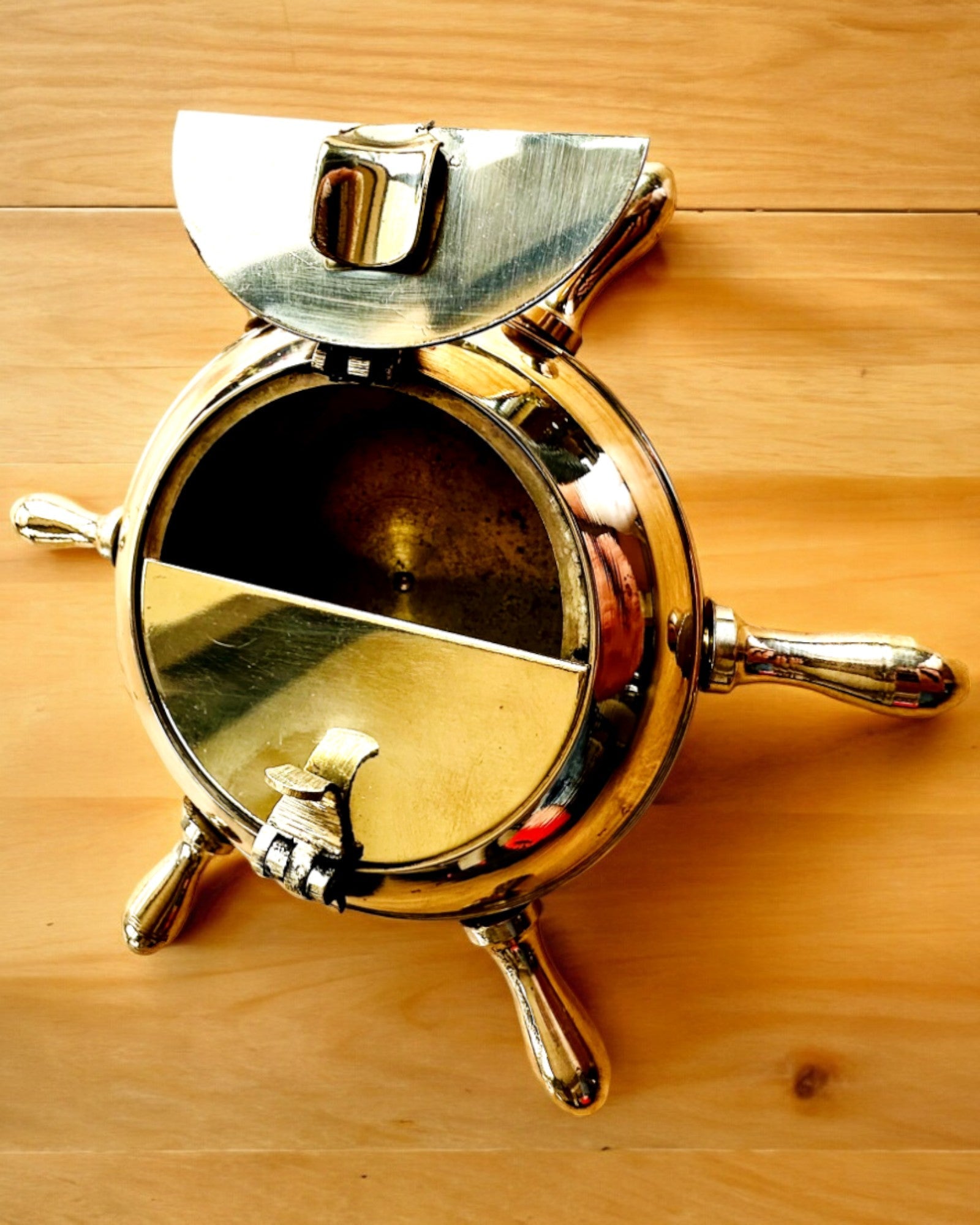 Messinkinen Kapteenin Tuhkakuppi - personointimahdollisuus lahjaksi kaiverruksella, käsintehty