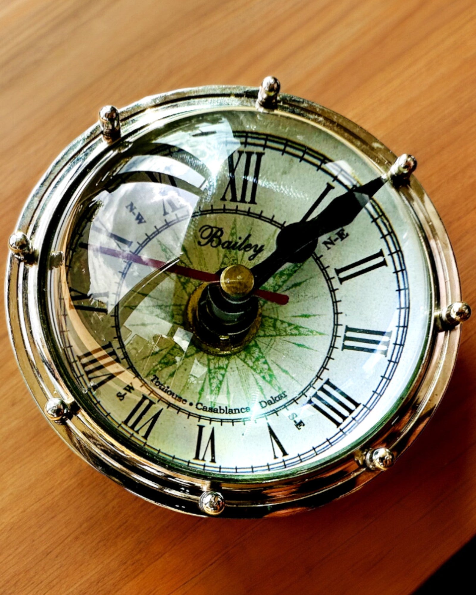 Bailey Compass Clock - Tyylikäs kompassiaiheinen kello kaiverrusmahdollisuudella