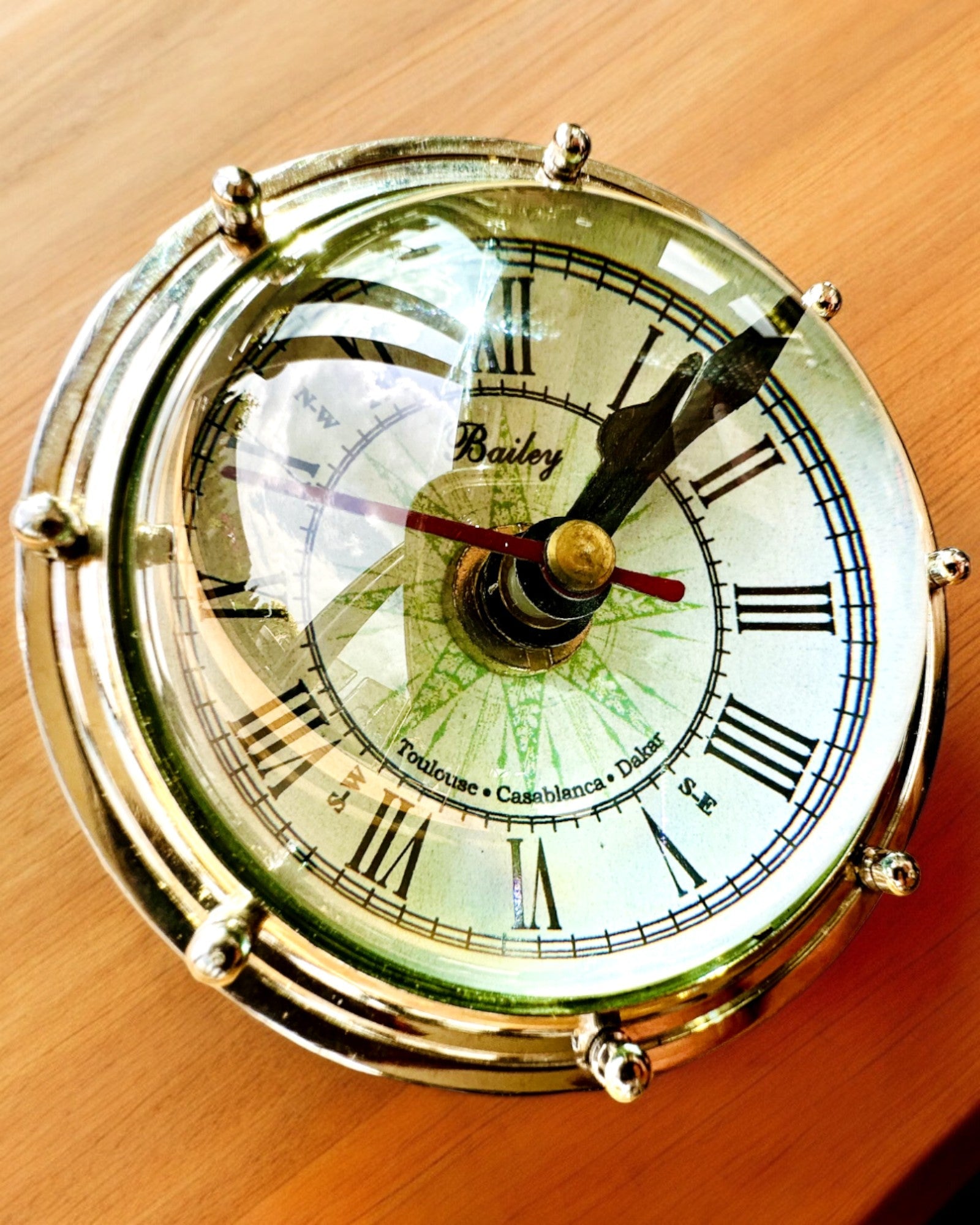 Bailey Compass Clock - Tyylikäs kompassiaiheinen kello kaiverrusmahdollisuudella