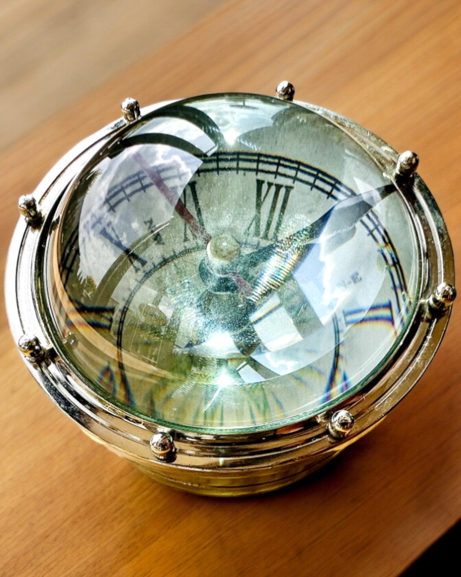 Bailey Compass Clock - Tyylikäs kompassiaiheinen kello kaiverrusmahdollisuudella