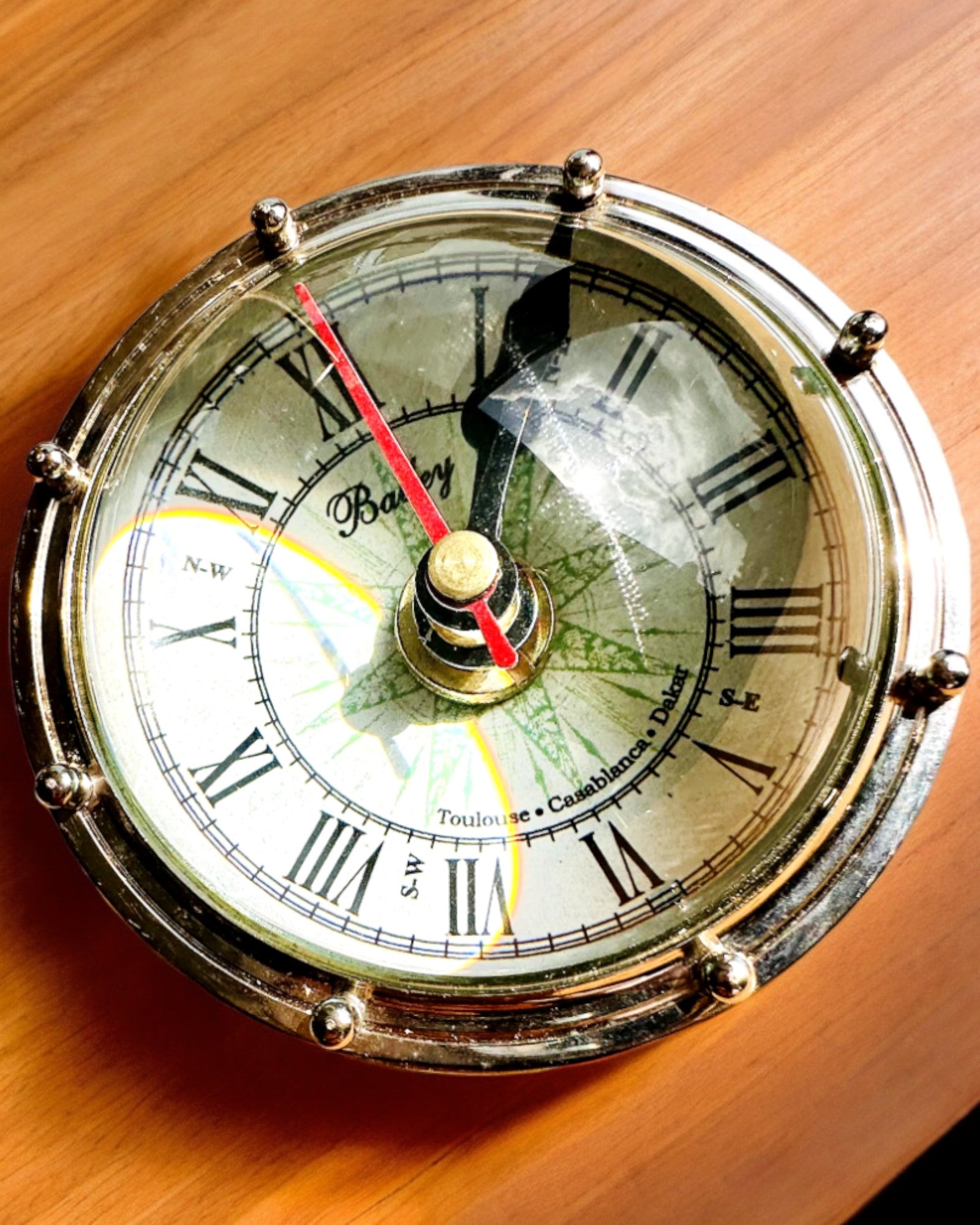 Bailey Compass Clock - Tyylikäs kompassiaiheinen kello kaiverrusmahdollisuudella