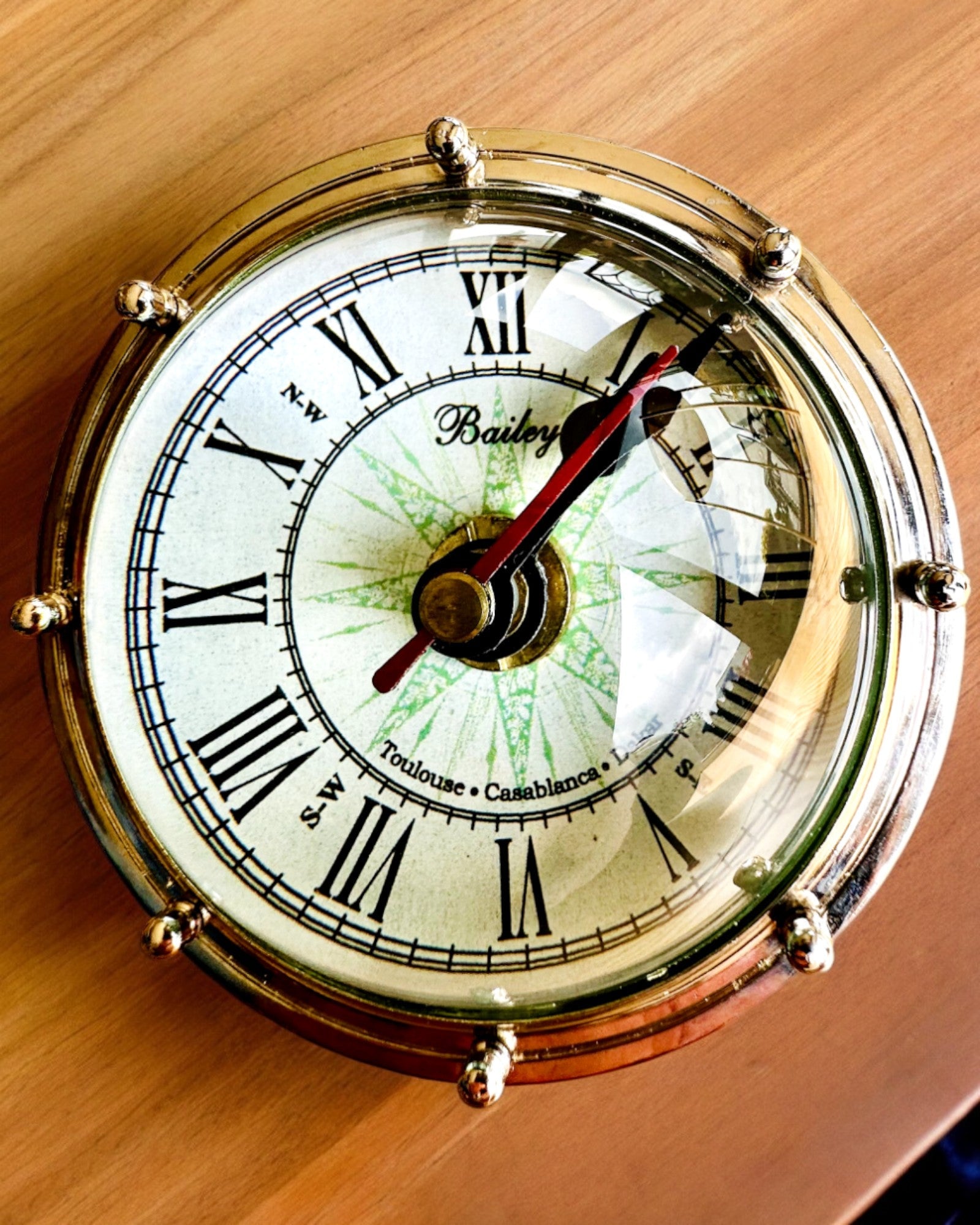 Bailey Compass Clock - Tyylikäs kompassiaiheinen kello kaiverrusmahdollisuudella
