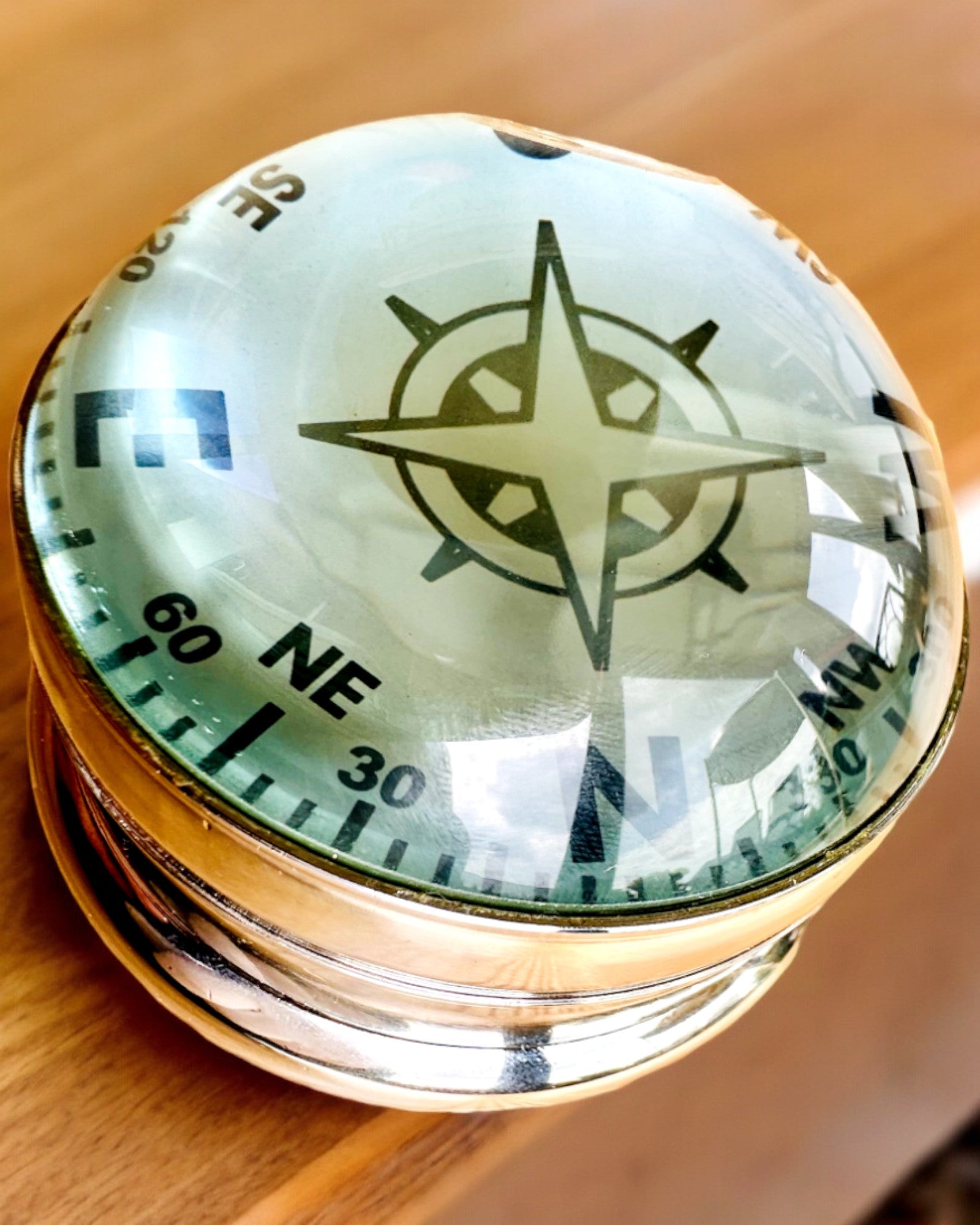 Bailey Compass Clock - Tyylikäs kompassiaiheinen kello kaiverrusmahdollisuudella
