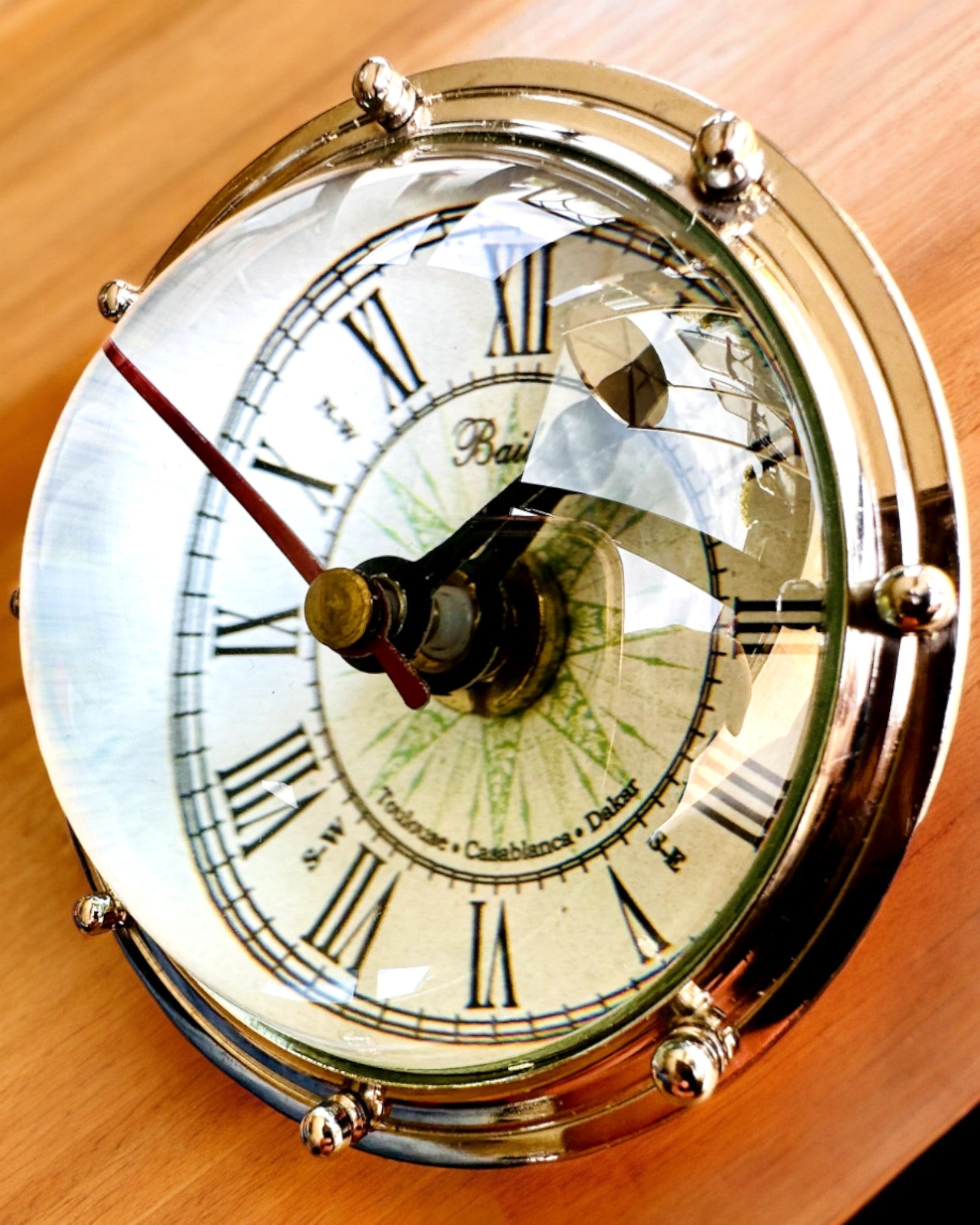 Bailey Compass Clock - Tyylikäs kompassiaiheinen kello kaiverrusmahdollisuudella