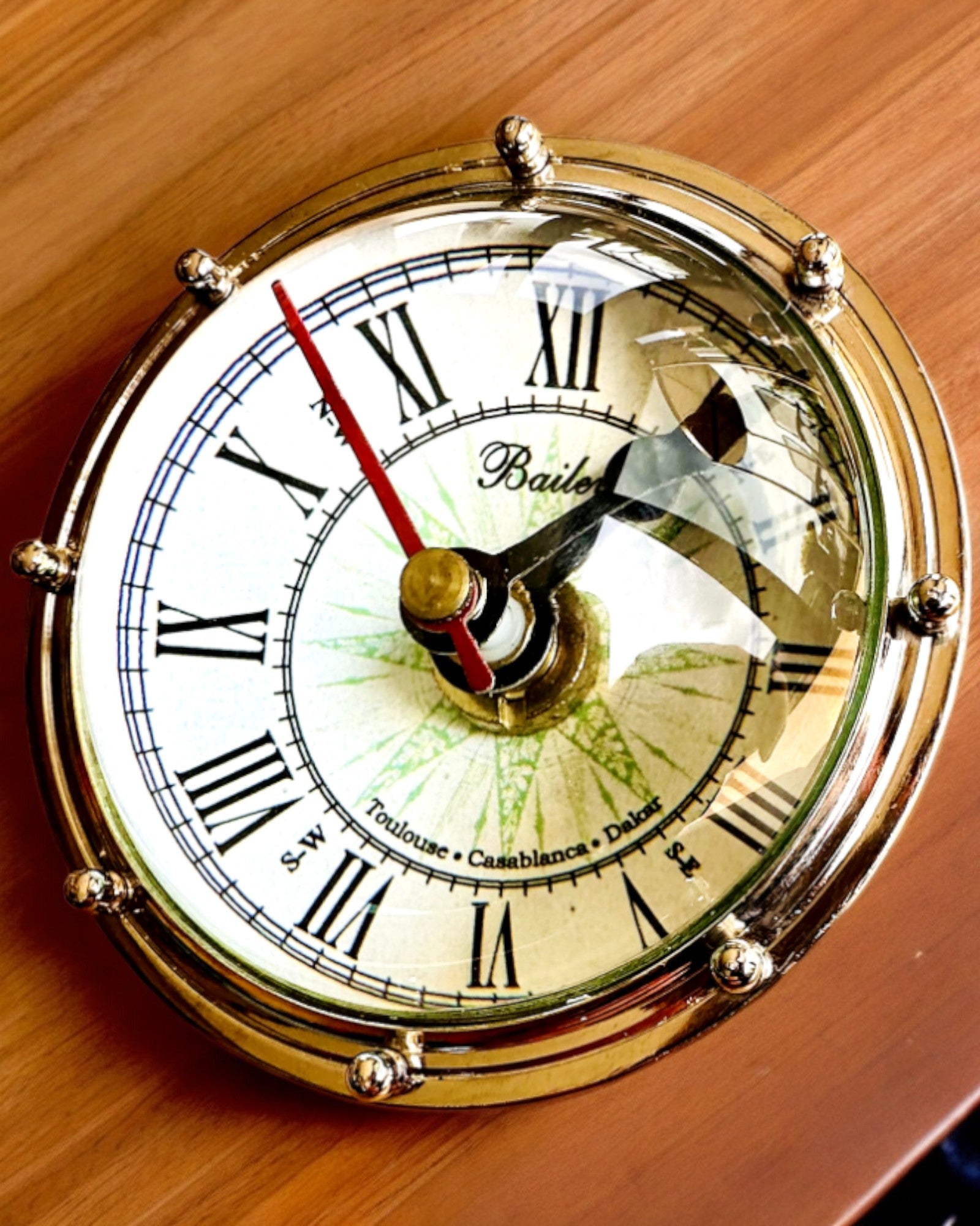 Bailey Compass Clock - Tyylikäs kompassiaiheinen kello kaiverrusmahdollisuudella